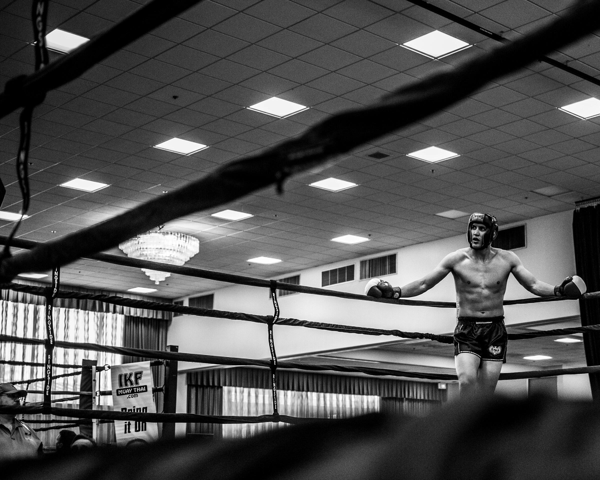 Ein Boxer steht in seiner Ecke im Ring.