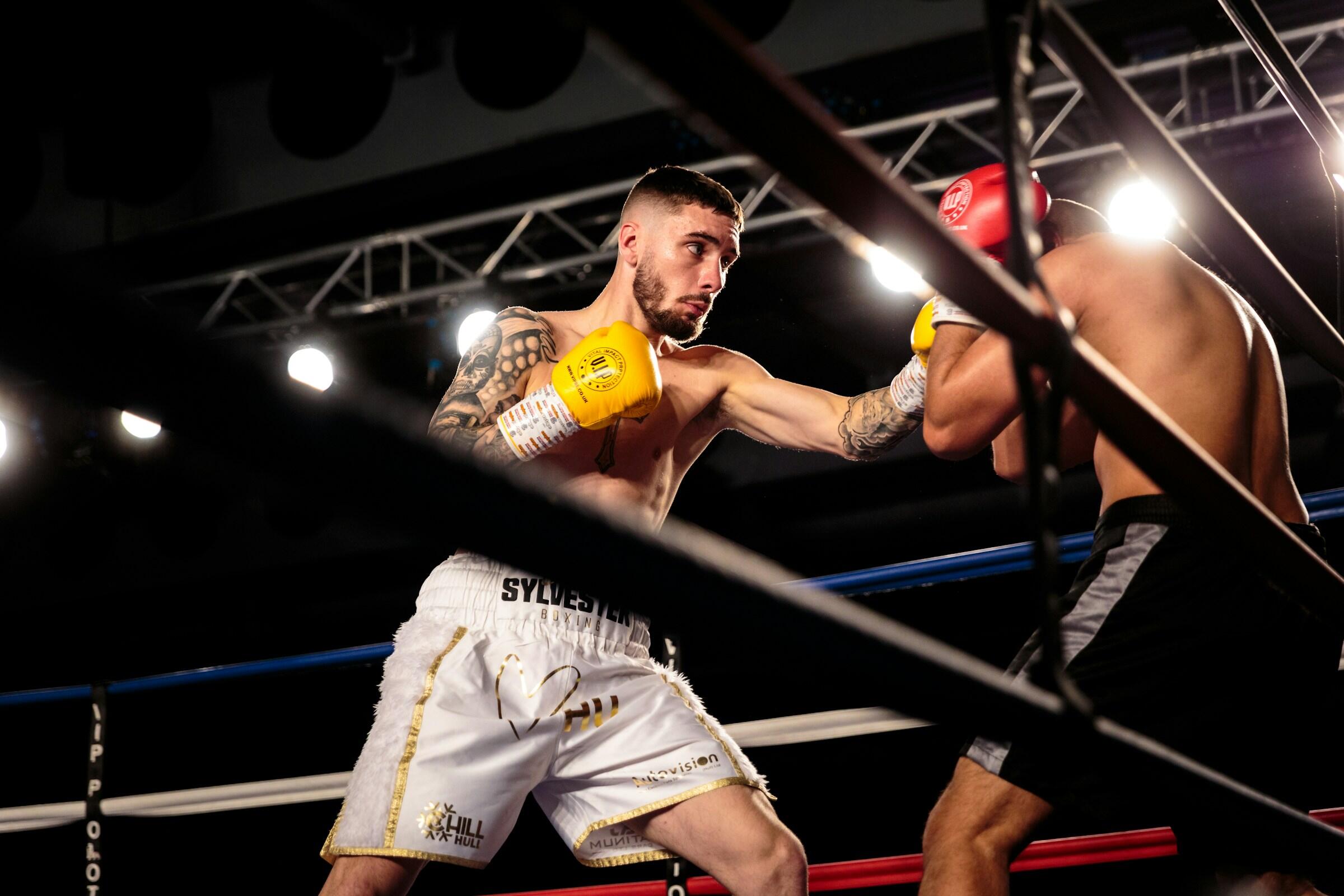 Zwei Boxer kämpfen im Ring.