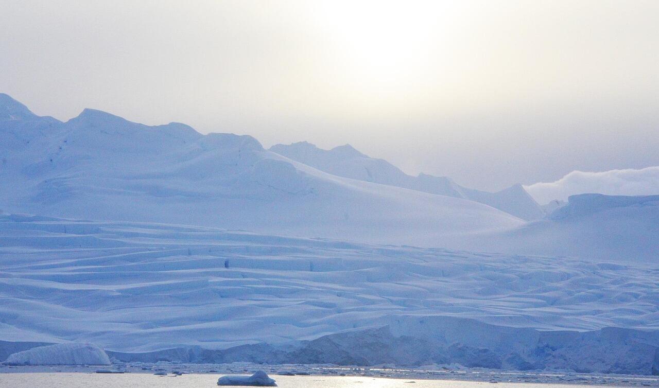 Vereiste Ebene und Berge
