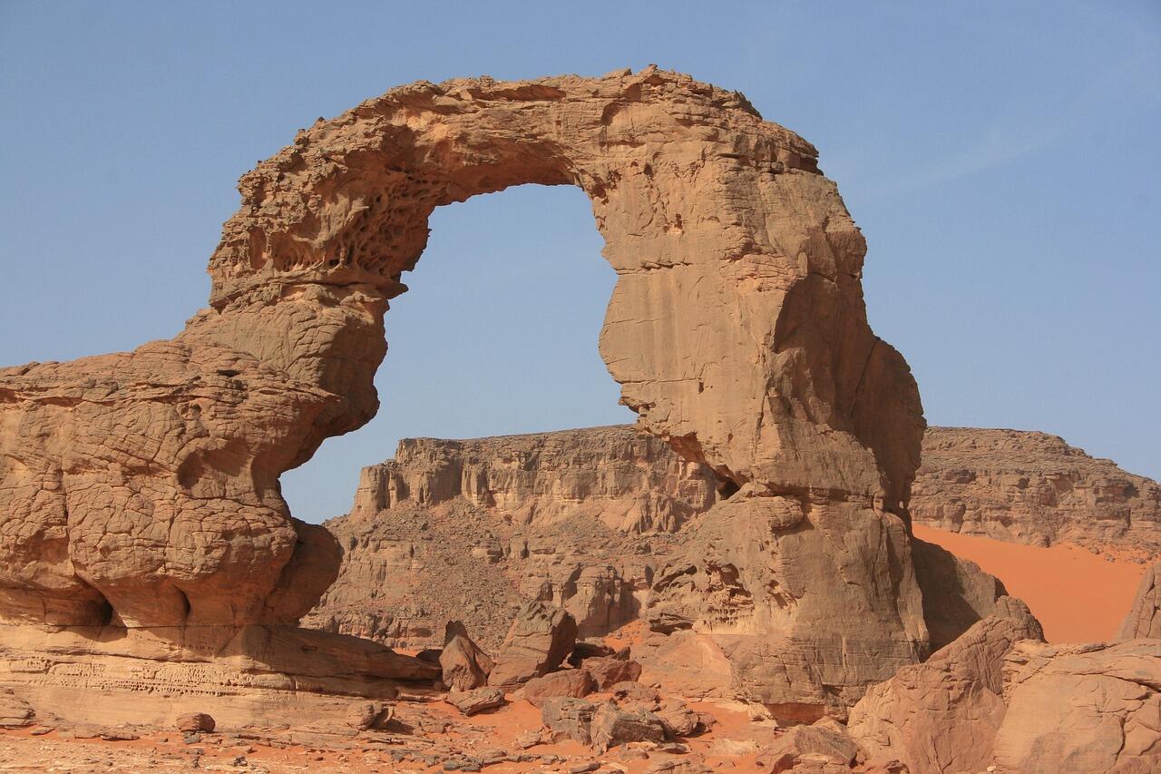 Bogeanartige Felformation in einer Felswüste