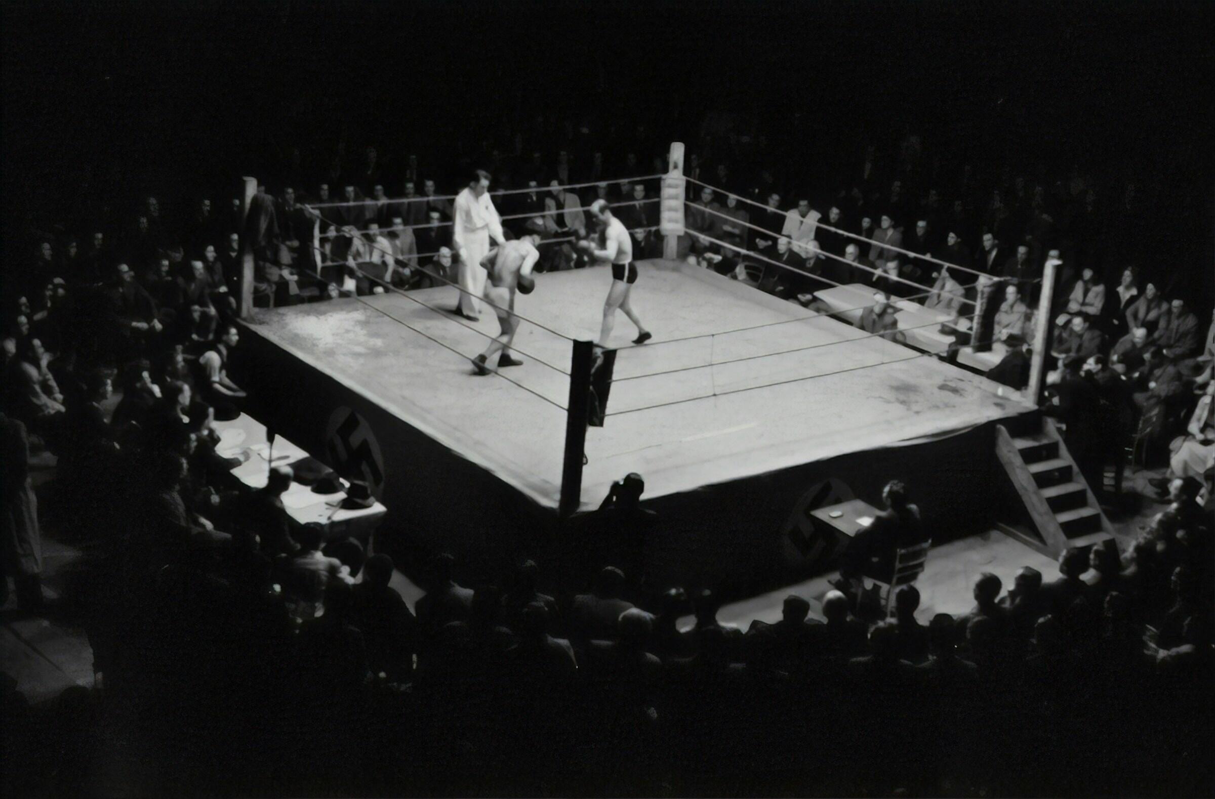 Ein Boxkampf Schwarz-weiß fotografiert.