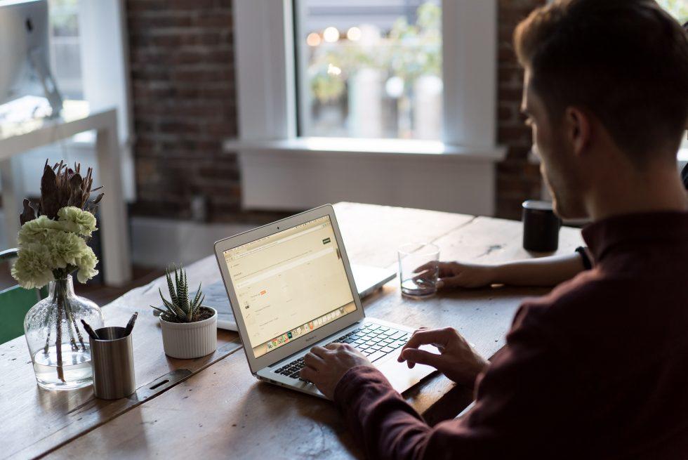 To personer arbejder på en computer på et bord