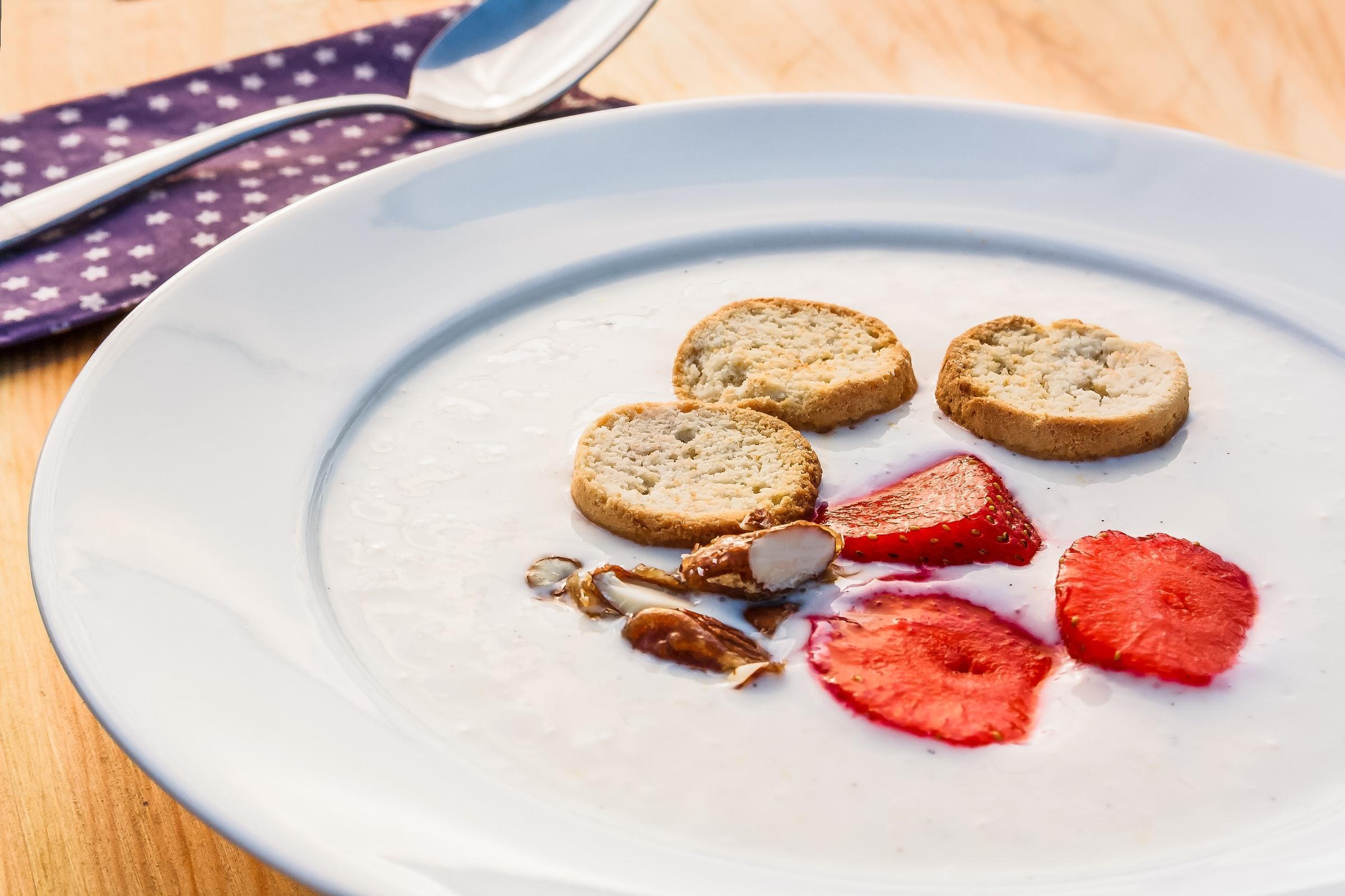 Koldskål: en klassisk dansk sommerdessert