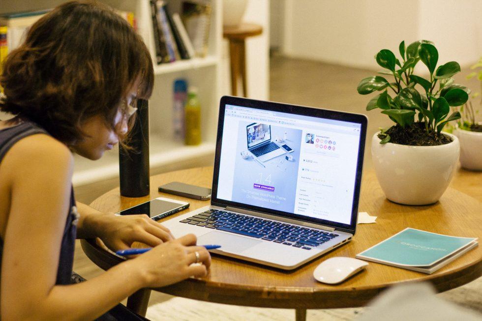 En kvinde laver grafisk arbejde på sin computer