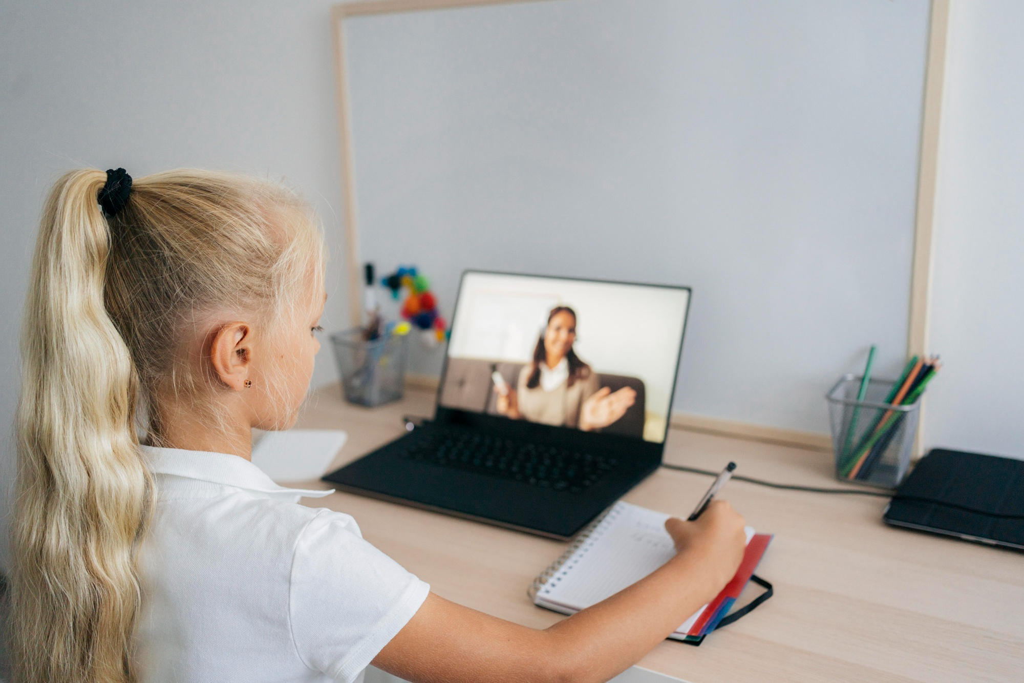 En elev får online lektiehjælp