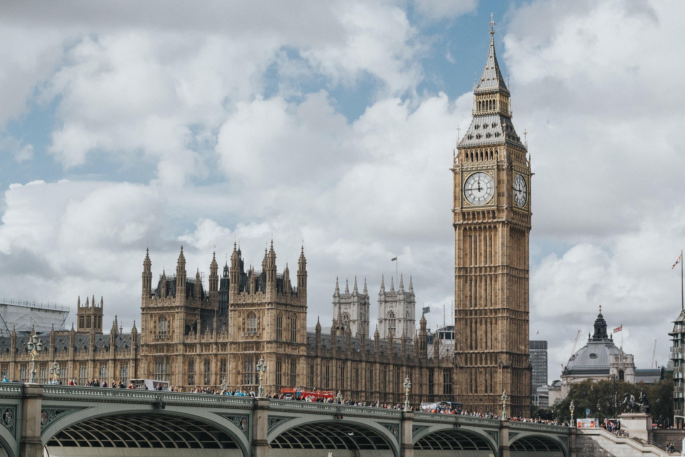 Big Ben i London England og parliamentet