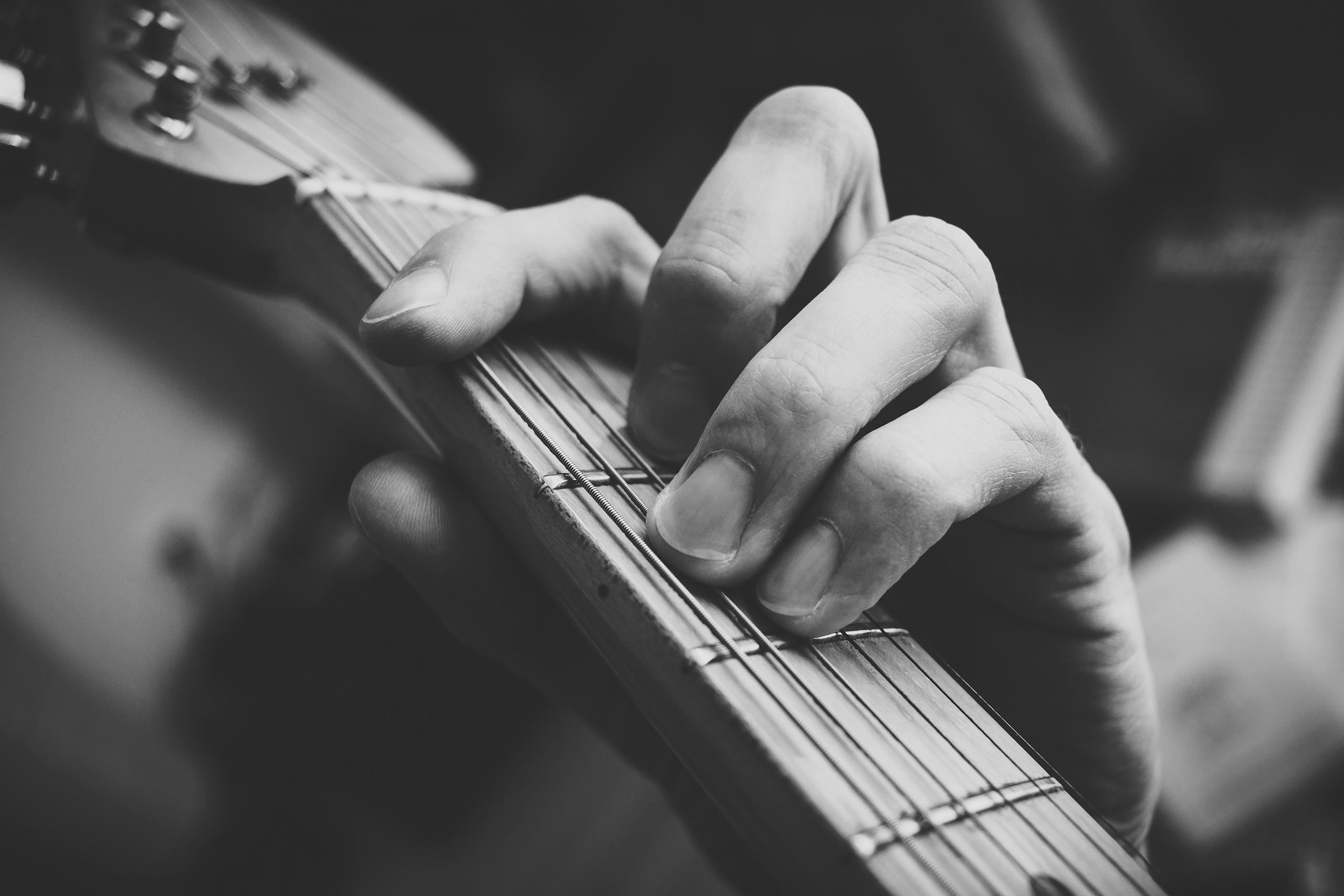 Billede af hænder op guitar