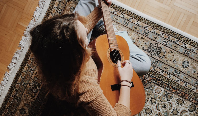 Find den helt rigtige guitarlærer, der kan lære dig at spille guitar online