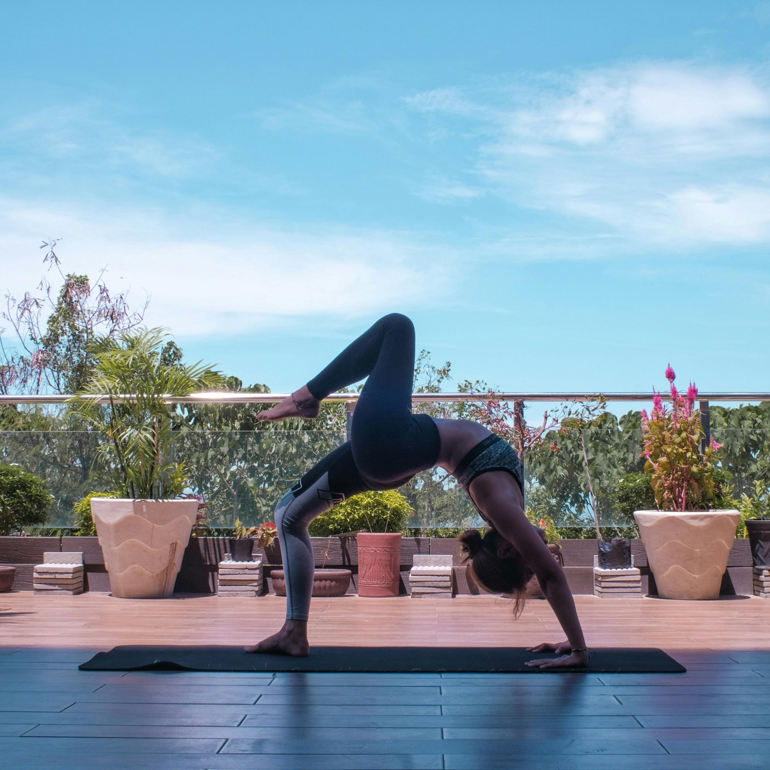 Kvinde dyrker yoga