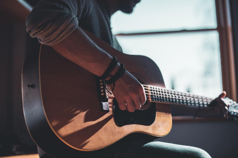 Find en god guitarlærer for at lære guitar online