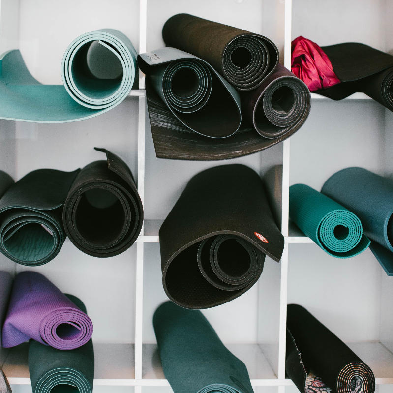 Yogaundervisning online eller i et studie