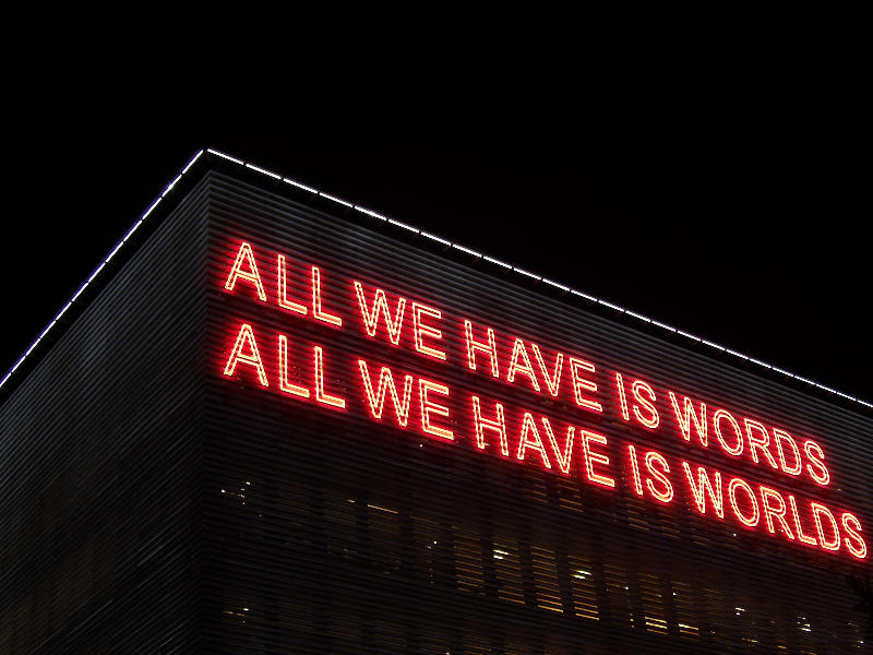 engelske ord i neon på bygning