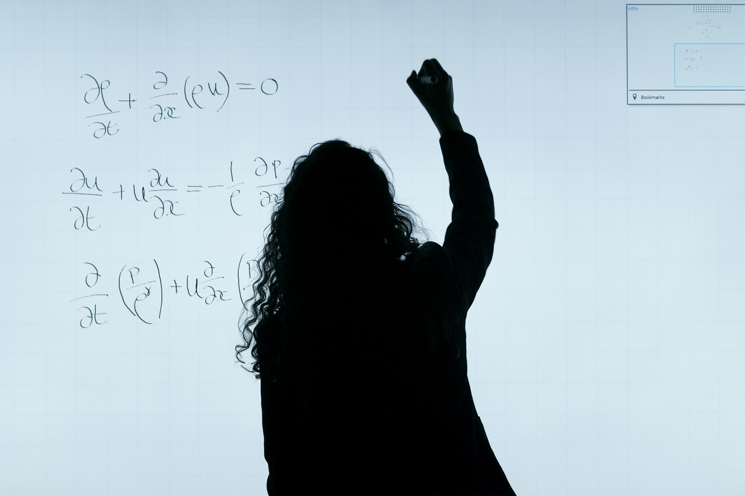 Kvinder laver matematik på tavle.