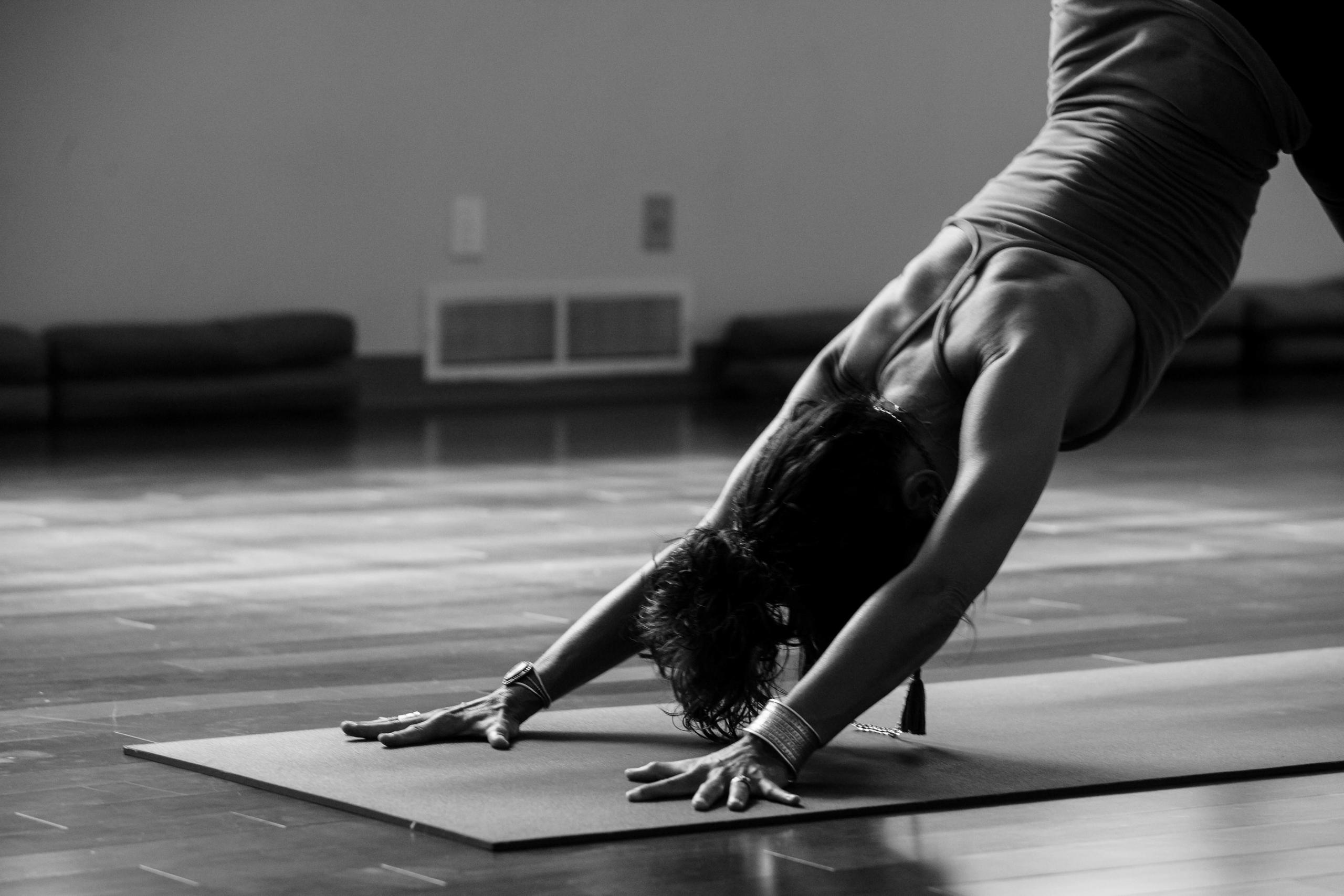 Kvinde dyrker yoga alene