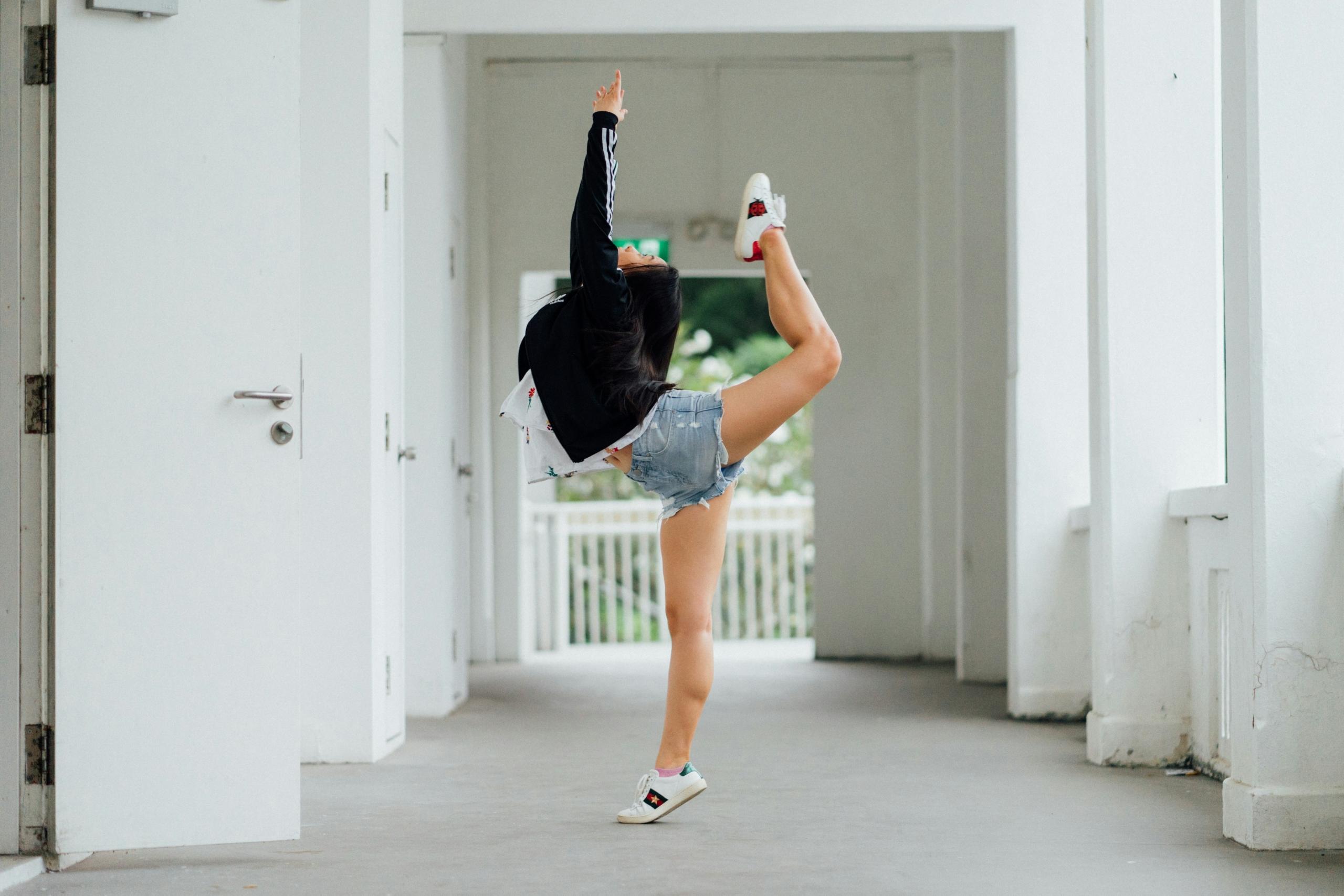 Kvinde danser i hal.