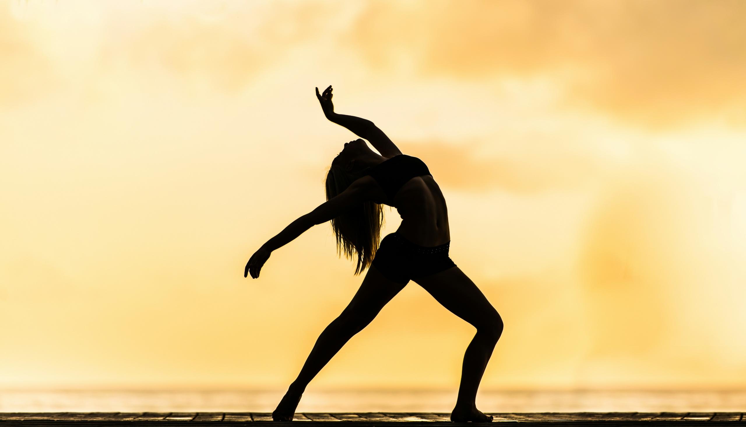 Kvinde danser udenfor.