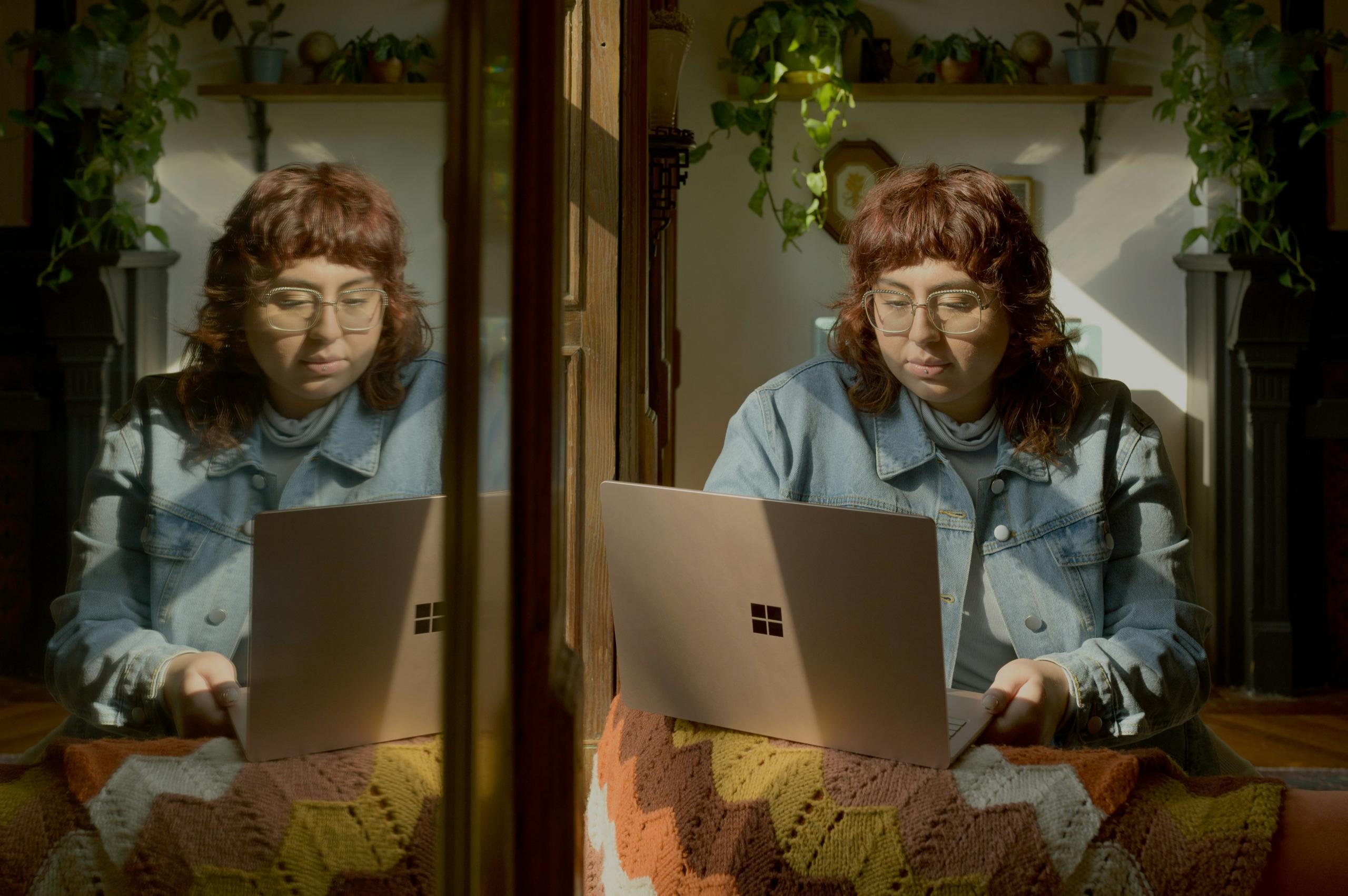 Kvinde i gang med online undervisning.