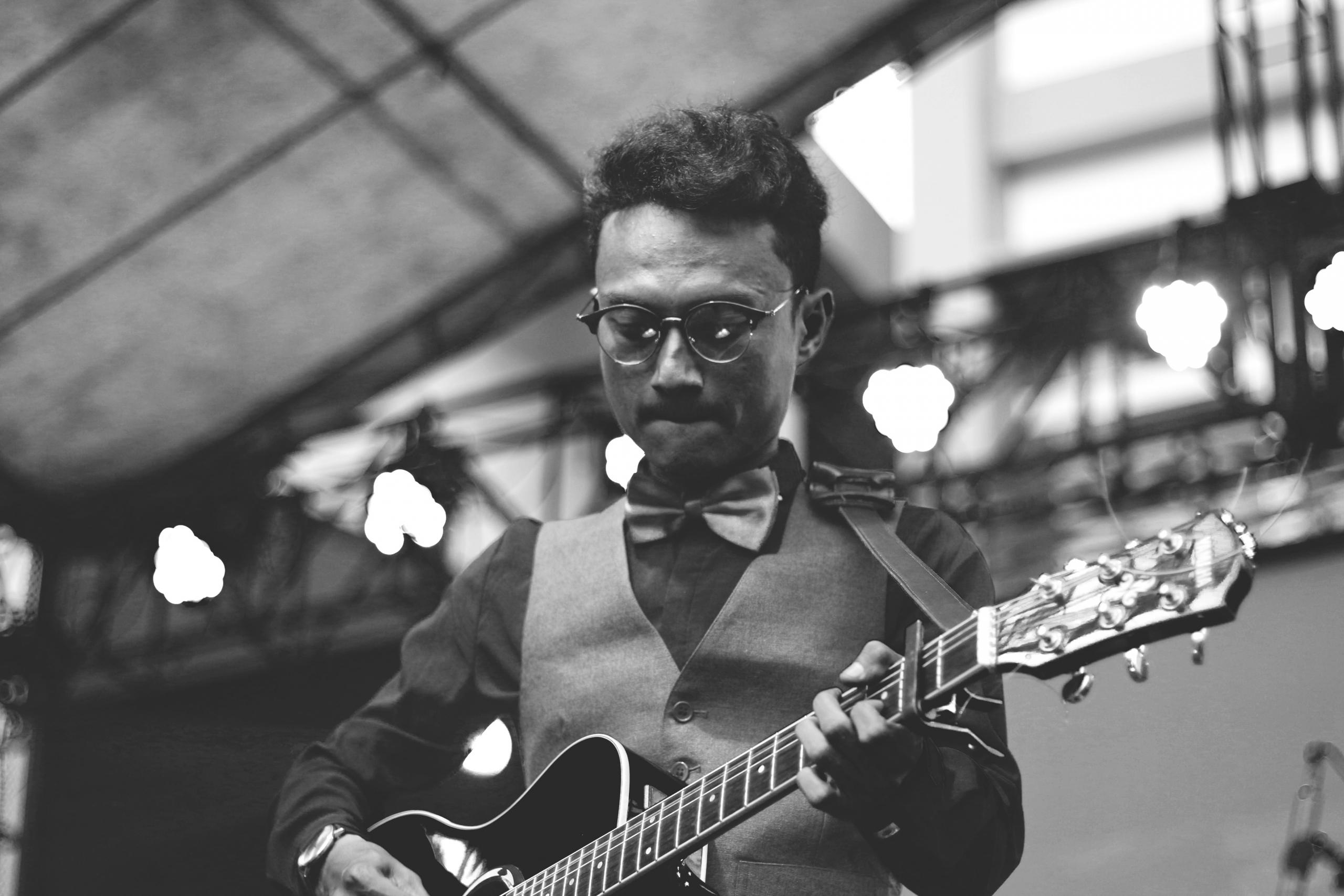 Mand spiller guitar.