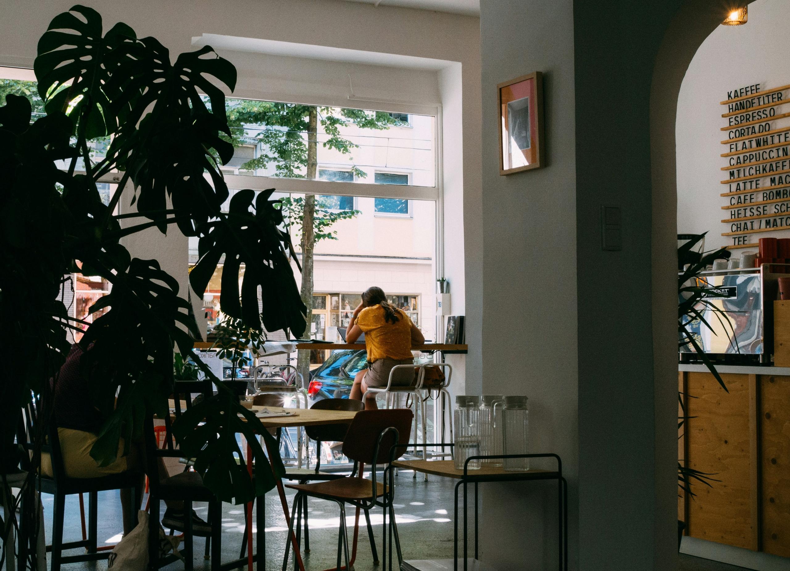 Pige studerer på cafe