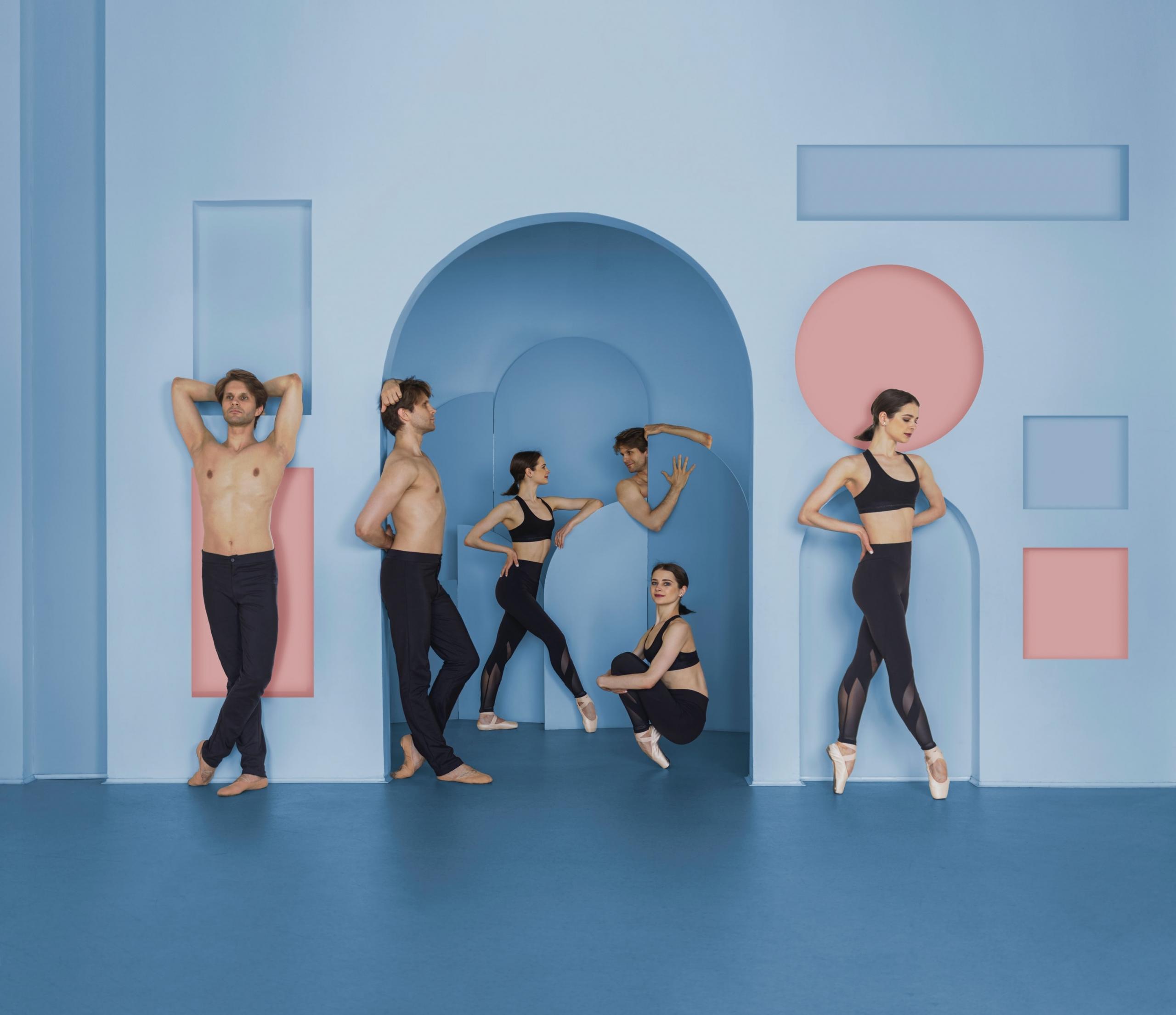 En dansegruppe øver deres dance koreografi på scenen