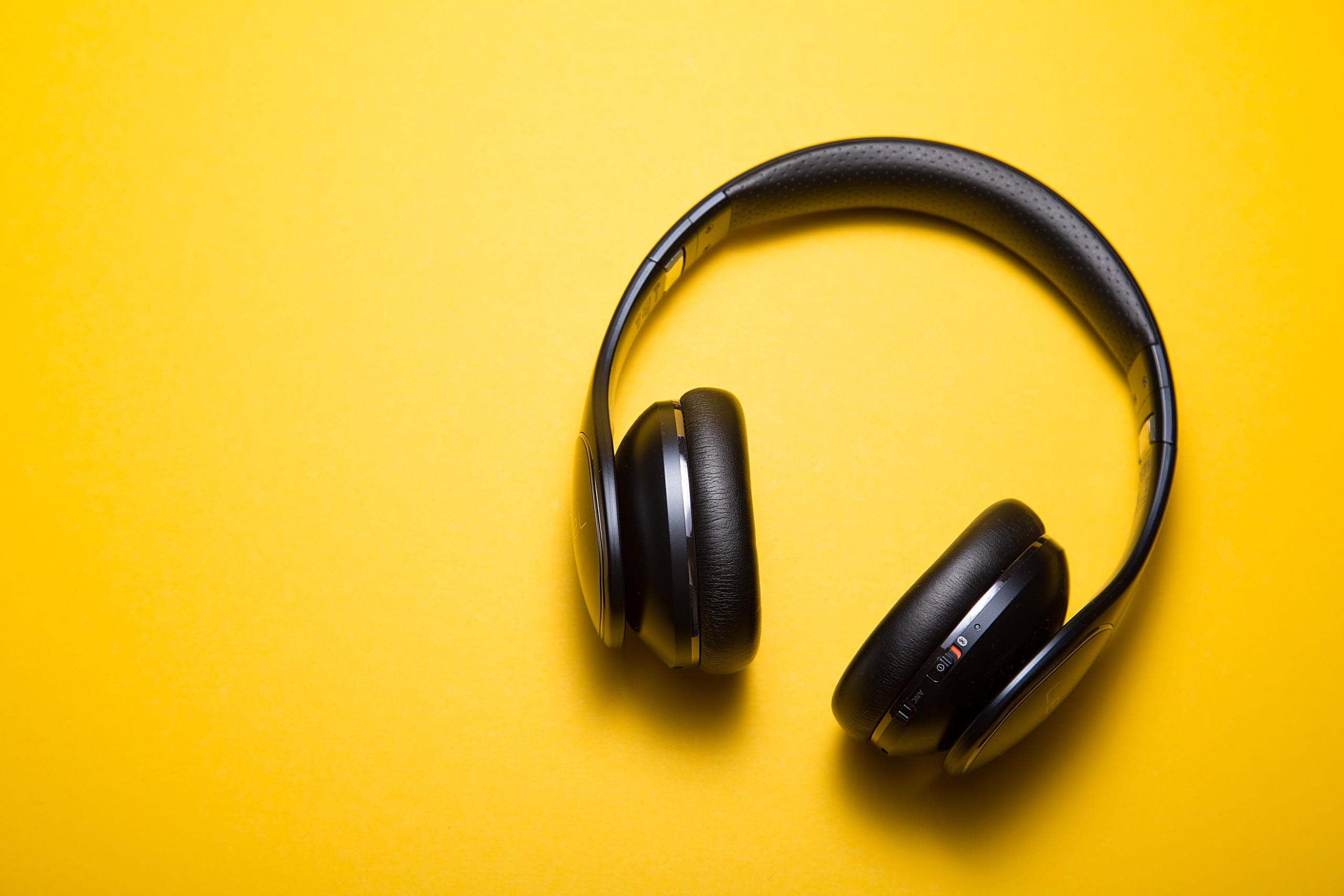Du kan lytte til spanske podcasts i dine høretelefoner inden dine spansk timer