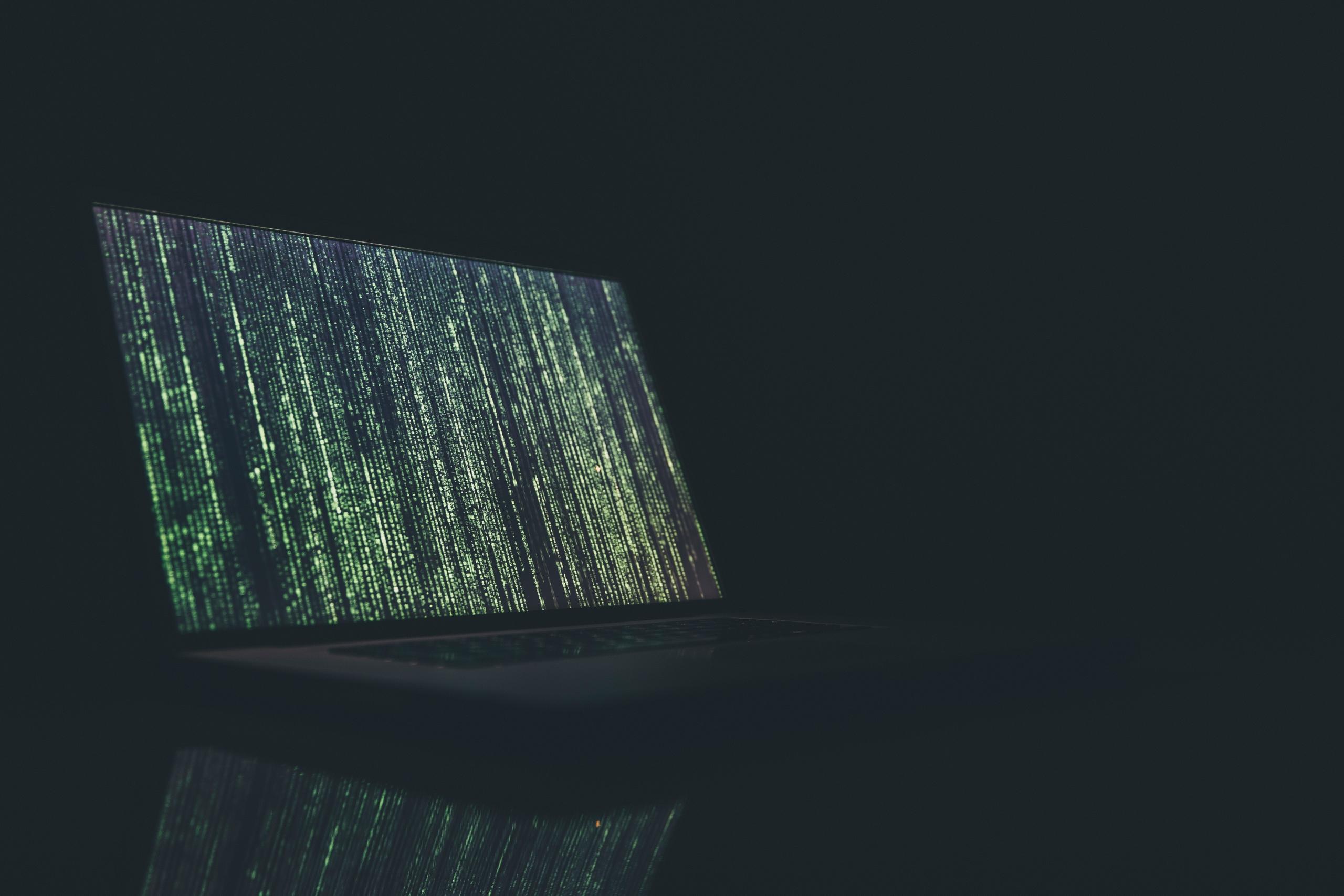 En bærbar i mørke som arbejder meget hurtigt, da det er en kvantecomputer