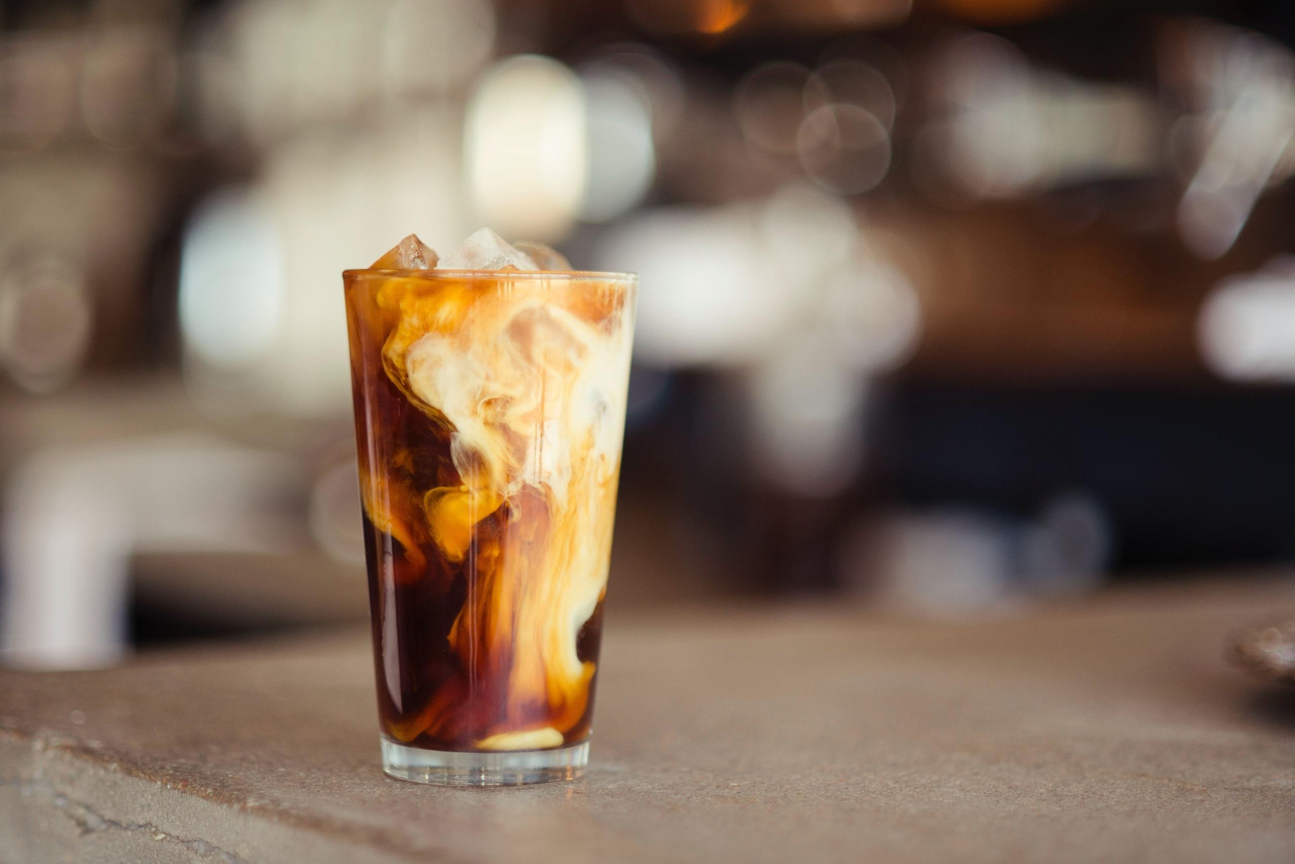 Kaffe blandes med mælk er et godt eksempel at bruge, når man skal besvare følgende spørgsmål: Hvad er diffusion og hvad er osmose
