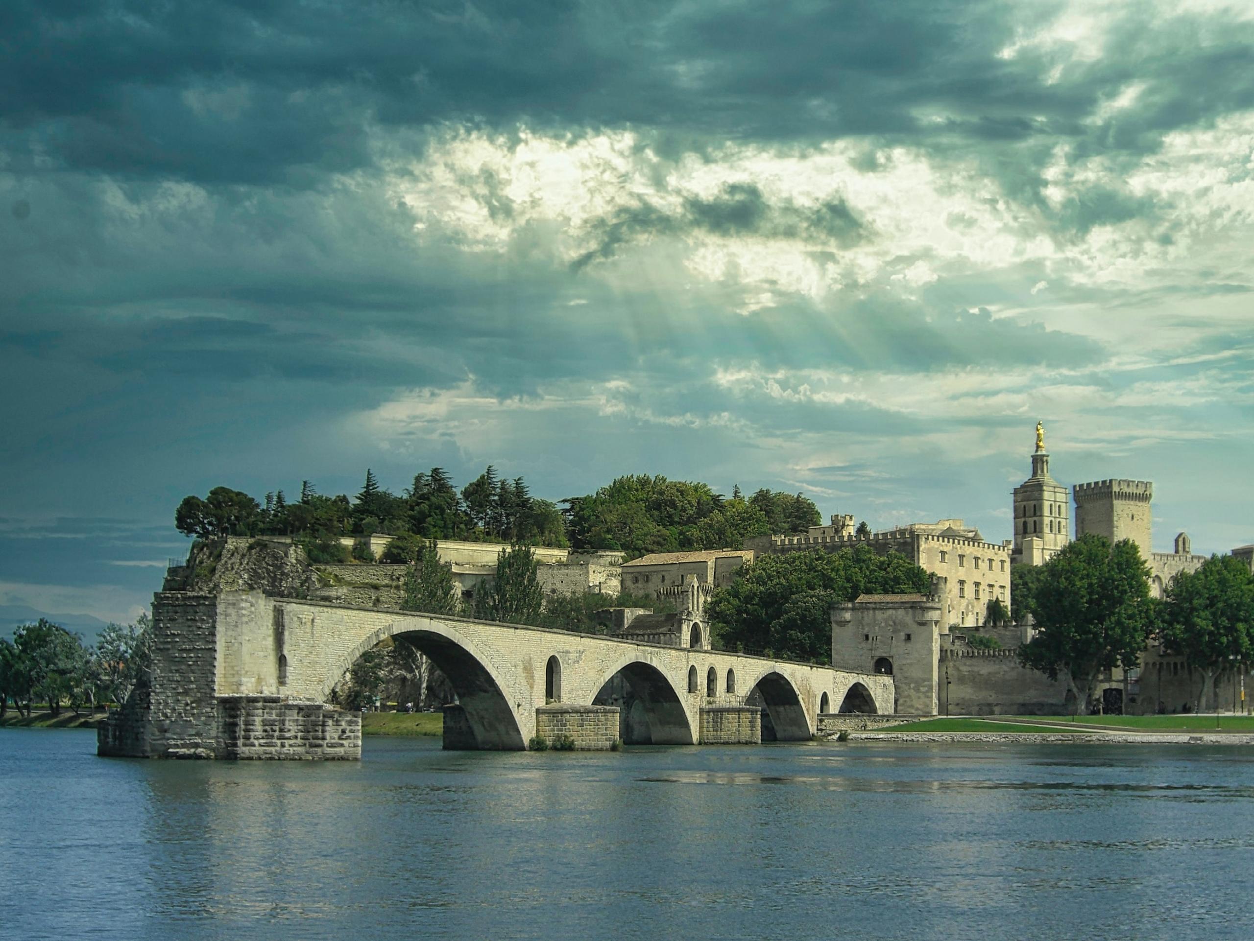 Et fakta om Frankrig er at paven i en periode boede i den sydfranske by Avignon