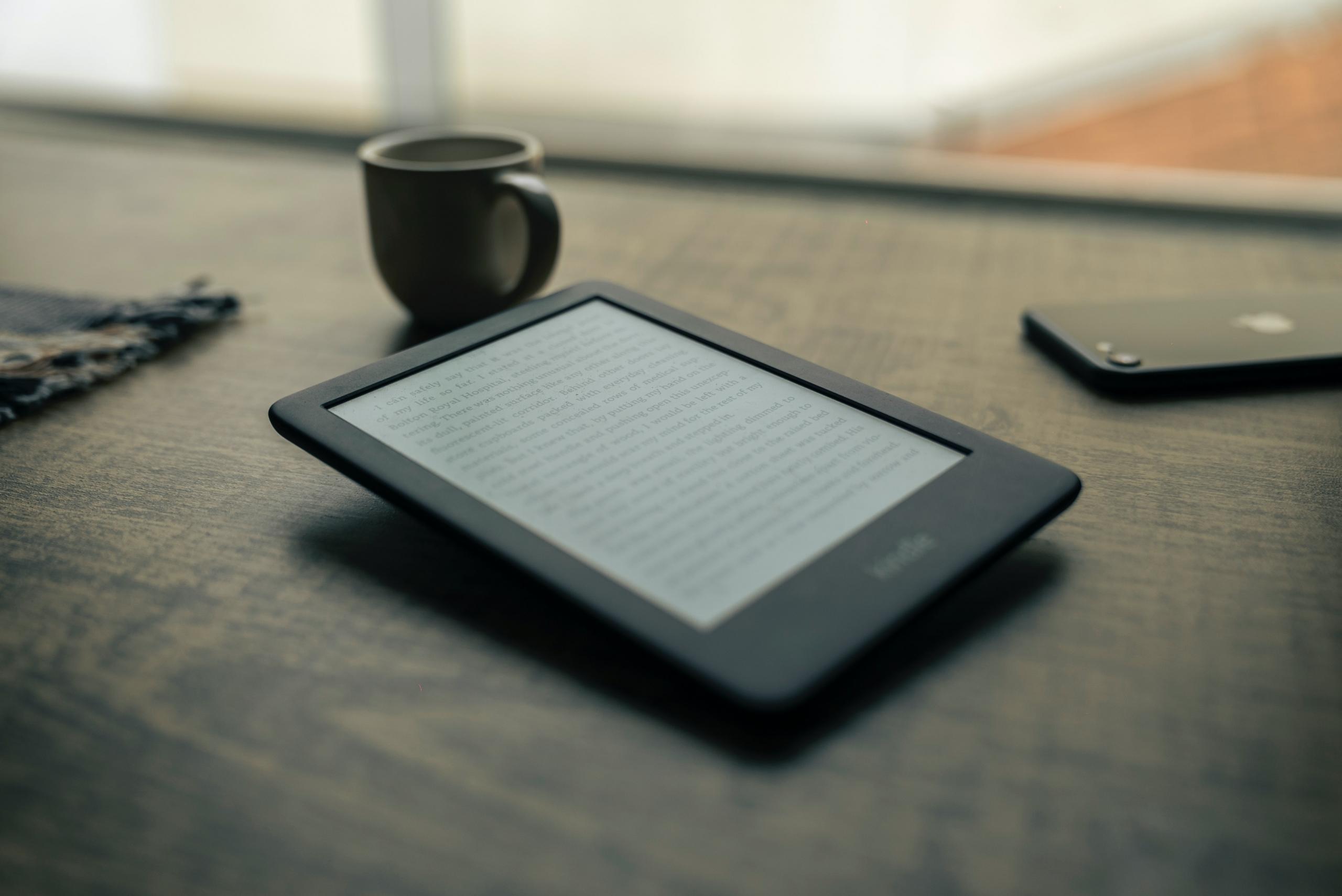 En kindle på et bord, hvor man kan lære italiensk på nettet