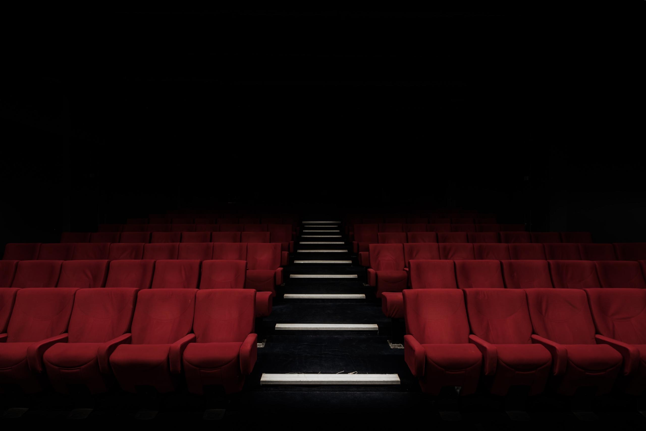 En tom biografsal der skal til at vise en boksefilm