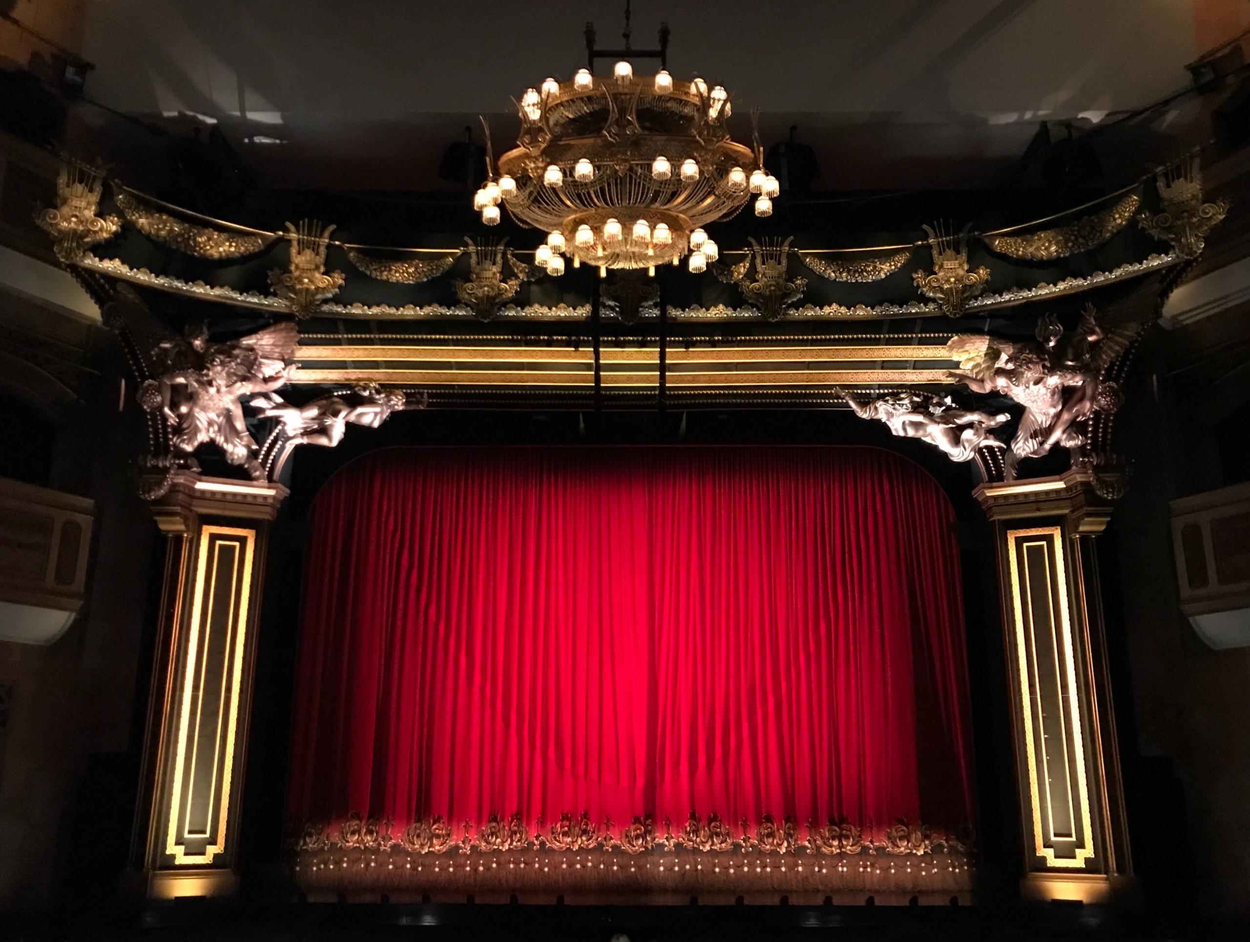En teater scene hvor der bliver opført dramaturgi