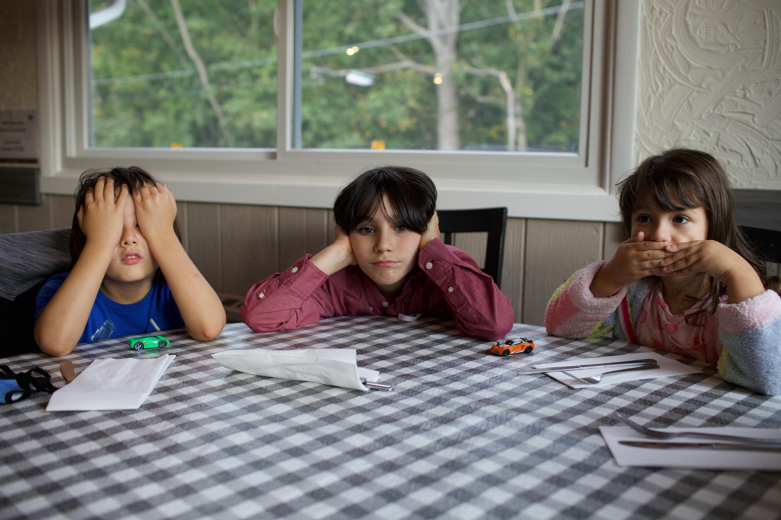 Tre drenge med matematikvanskeligheder ved et bord