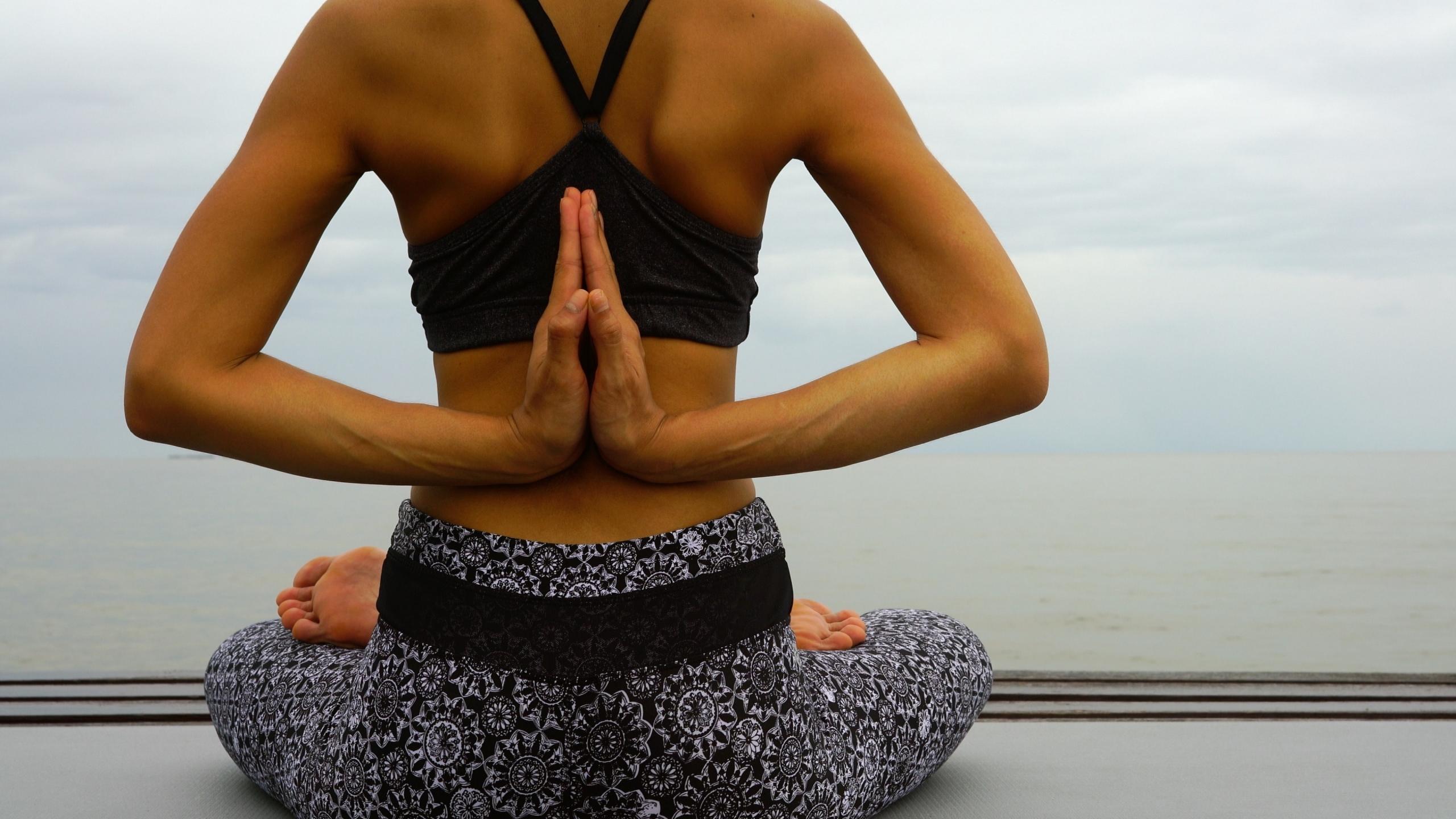 en kvinder laver haha yoga ved vandet