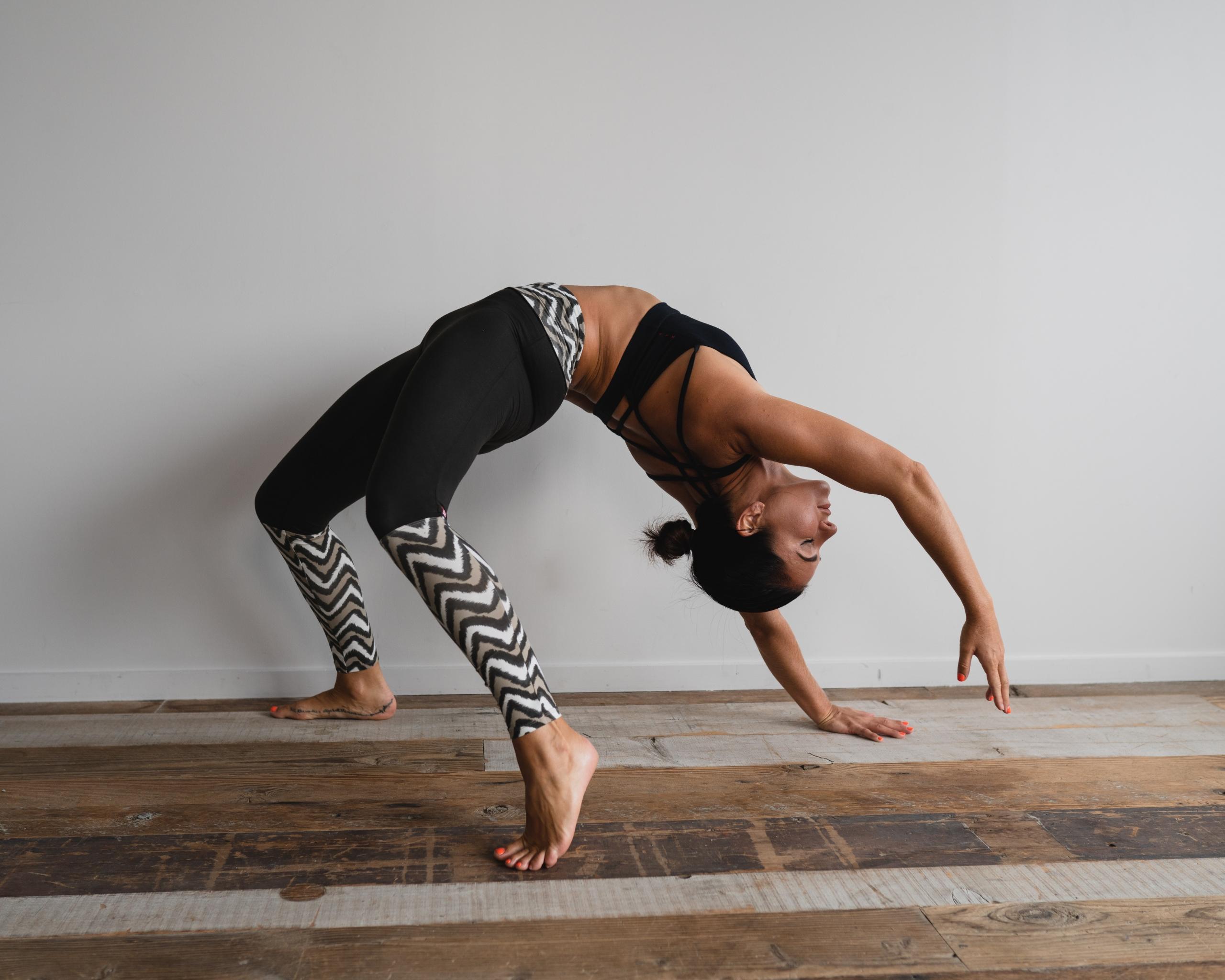 En kvinder laver haha yoga og besvarer dermed spørgsmålet om hvad er hatha yoga