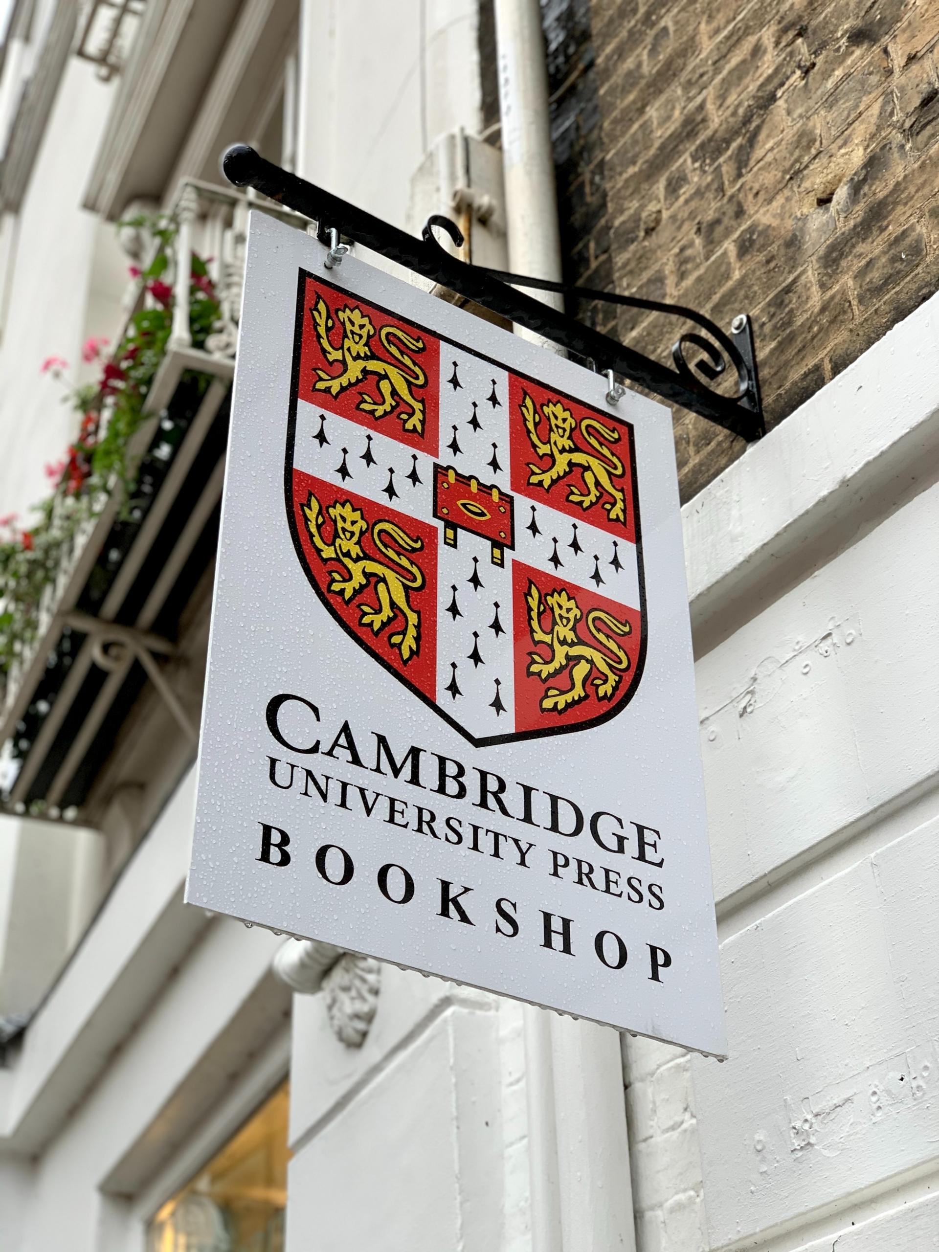 et skilt til en cambridge boghandler, der indeholder masser af bøger som du skal bruge til en engelsk test