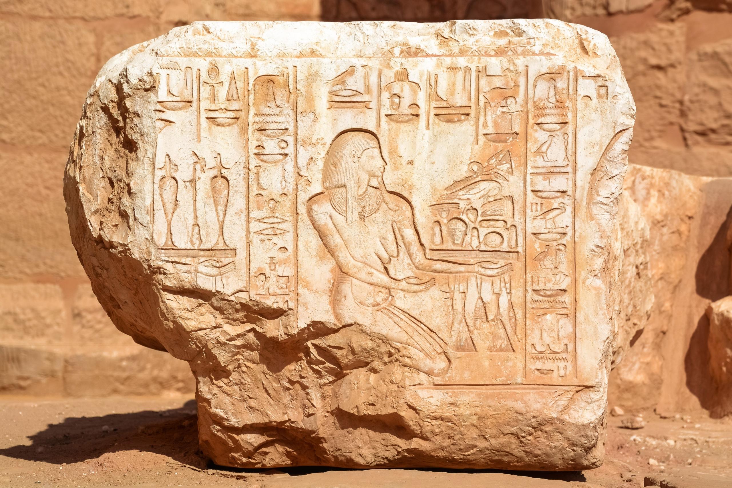 en sten med egyptiske hieroglyfer som fortæller os noget om matematikkens historie