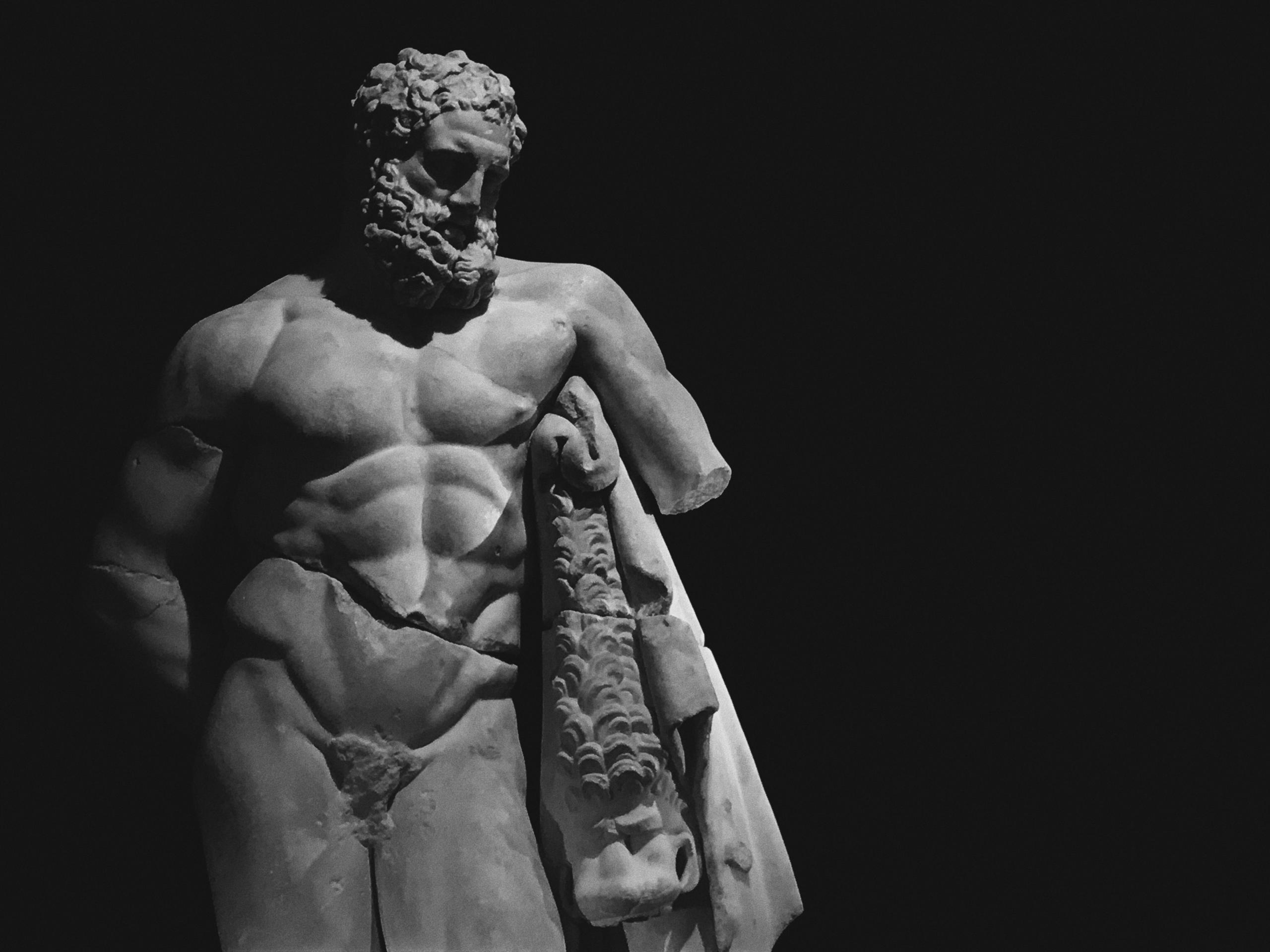 en statue af zeus, kendt fra græsk drama