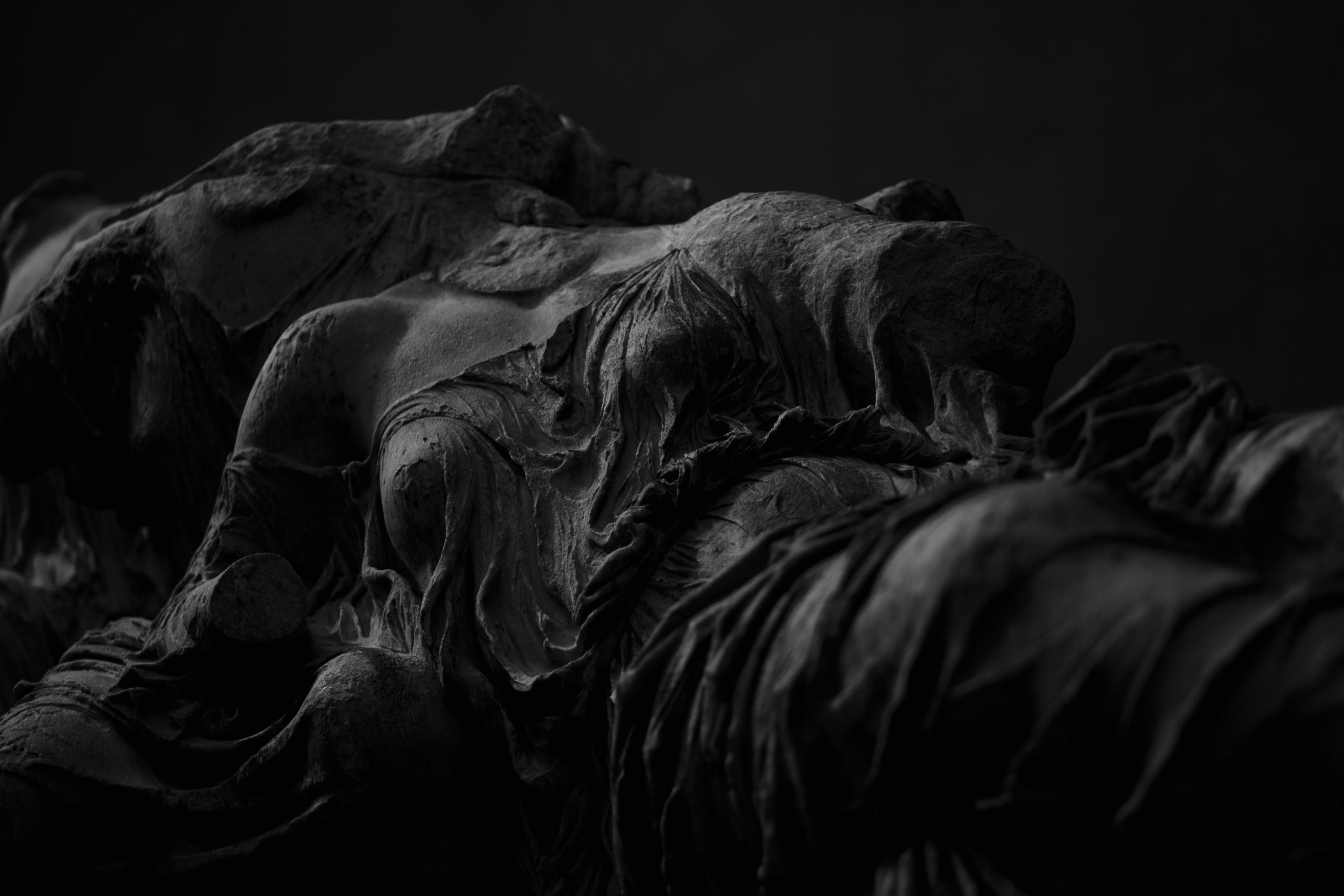 En mørk statue, der symboliserer tragedie som er en oldtidskundskab genre