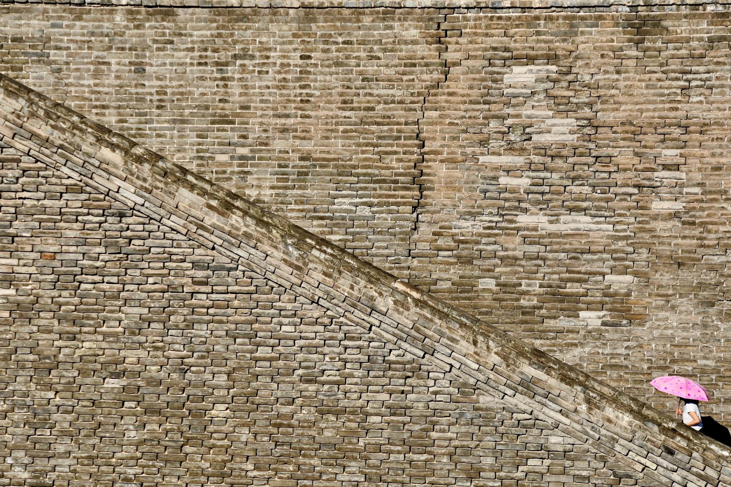 en væg med en person op ad trappen, der viser hvordan babylonsk matematik har haft indflydelse på nutidens matematik