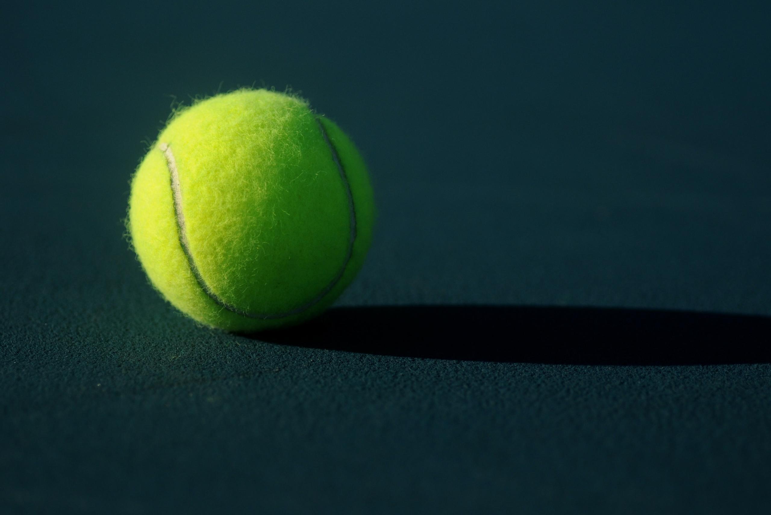 En gul tennisbold tæt på