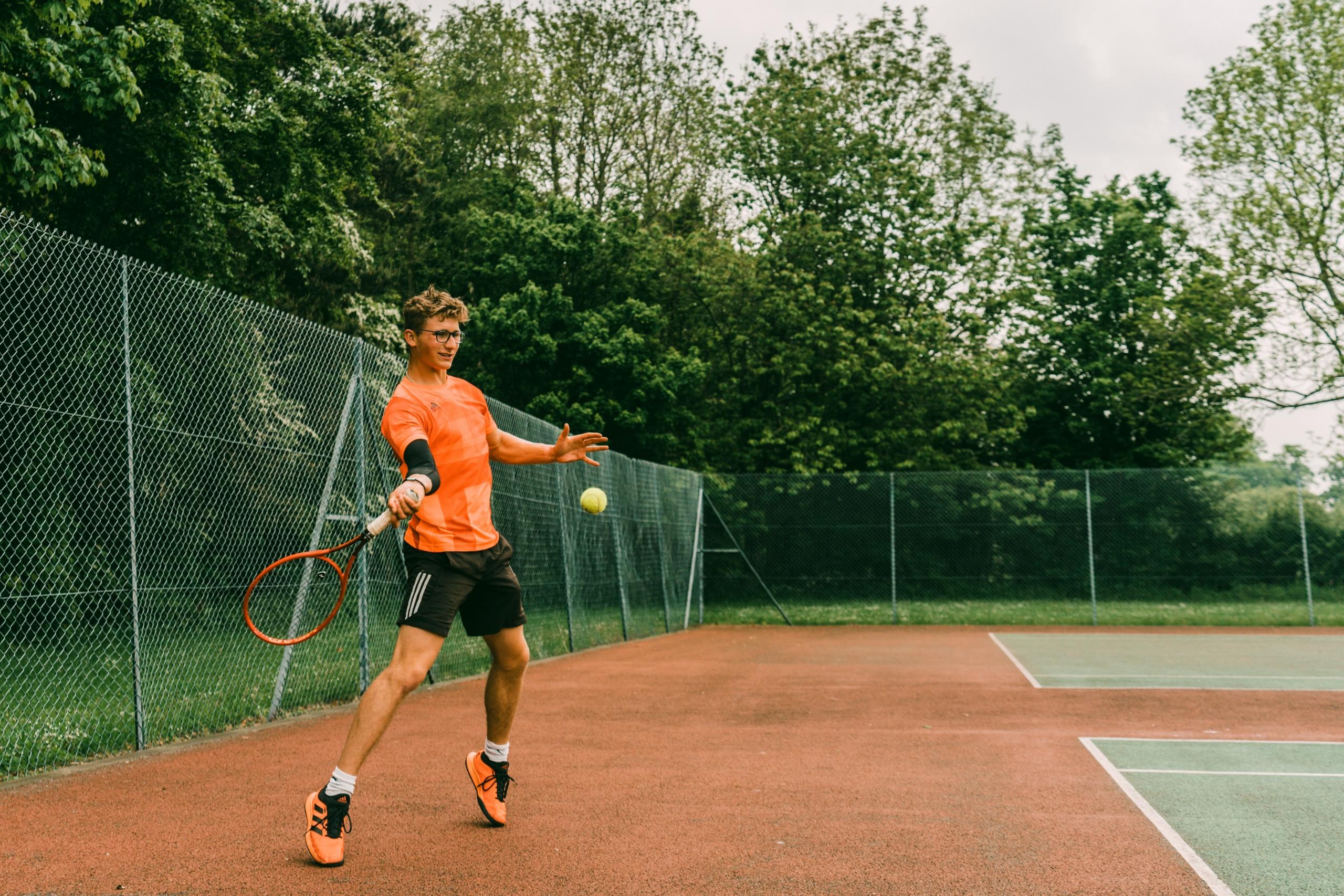 En tennisspiller laver tennis træning øvelser