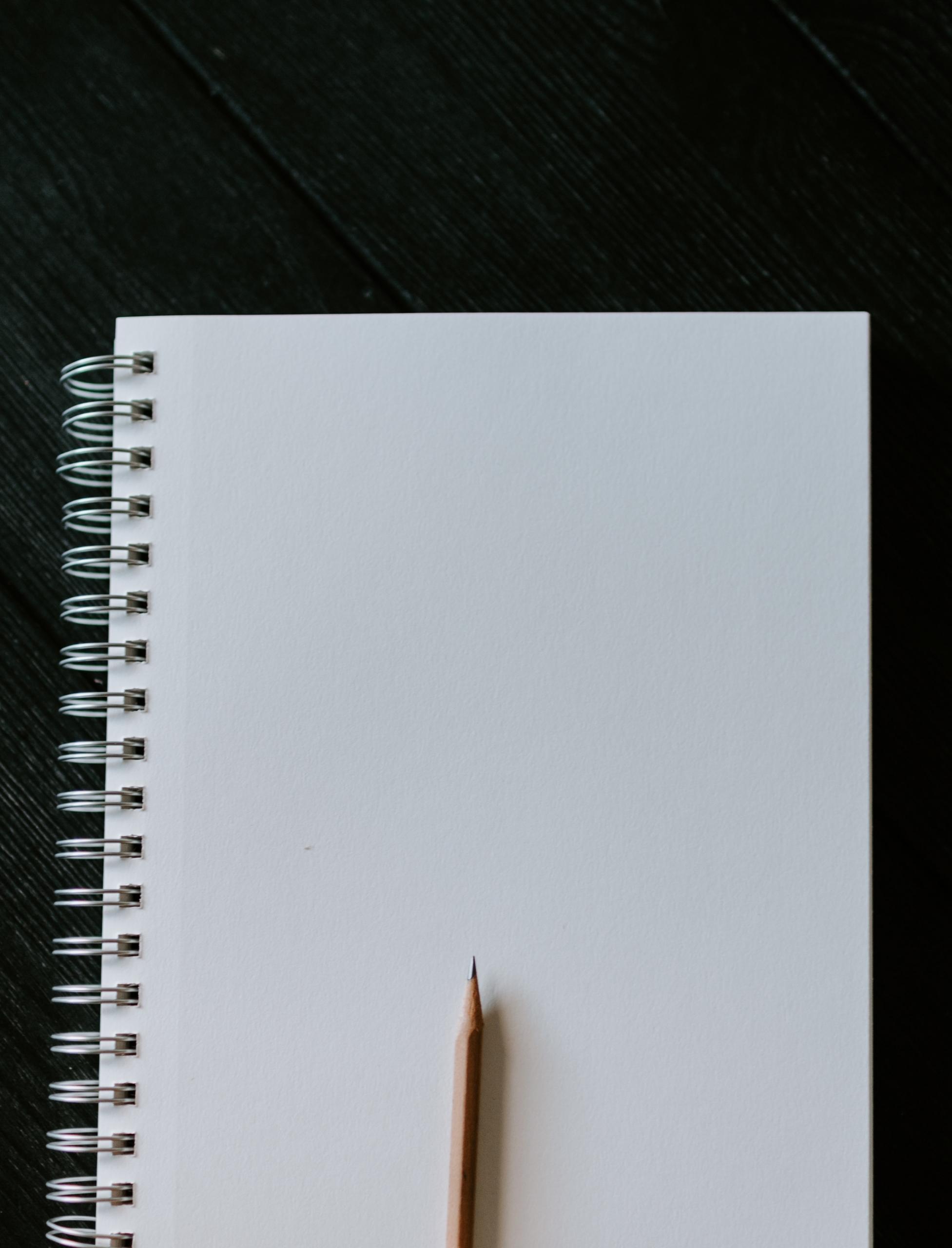 En notesbog med en blyant