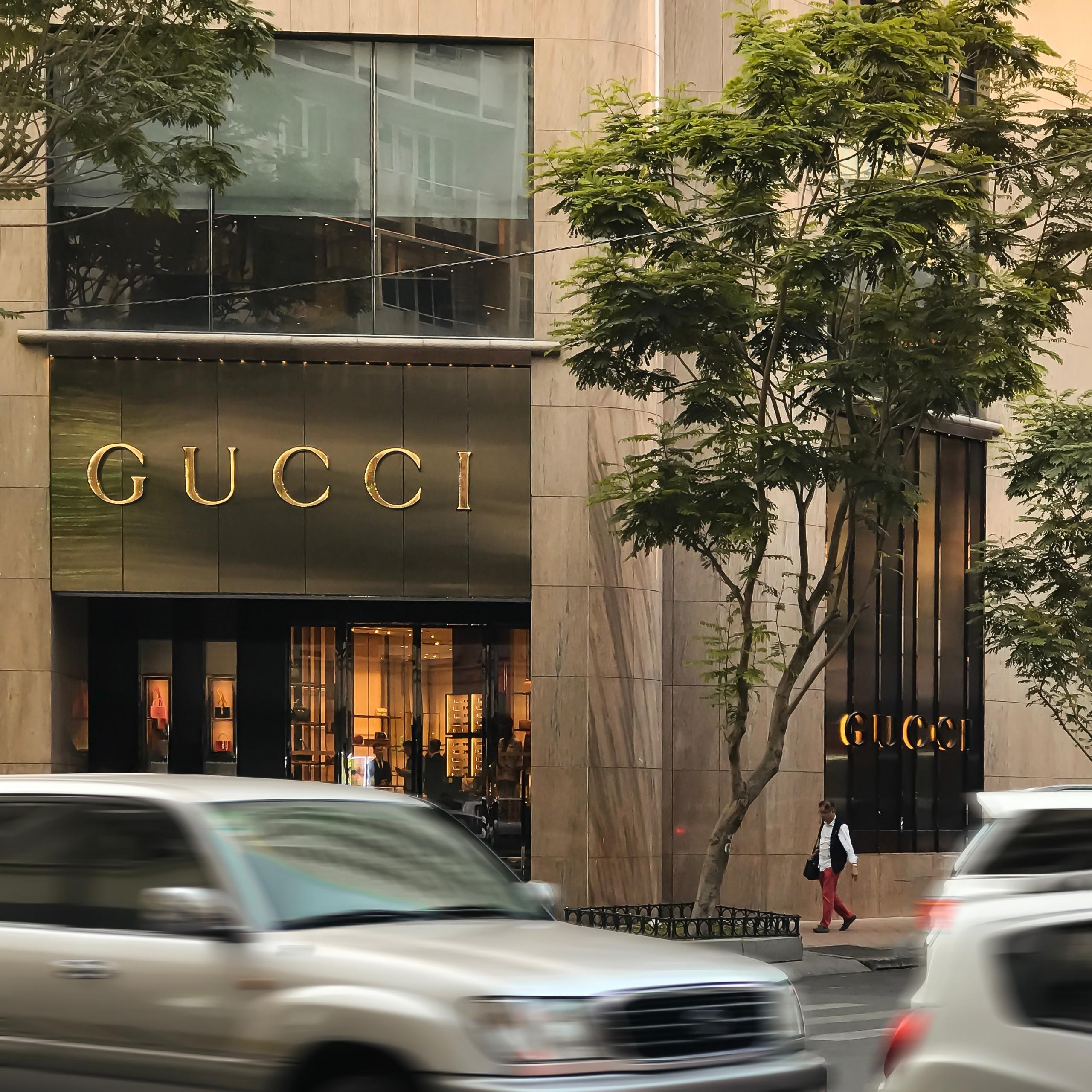 indgangen til en gucci butik som er et af de mest kendte italienske modemærker i verden