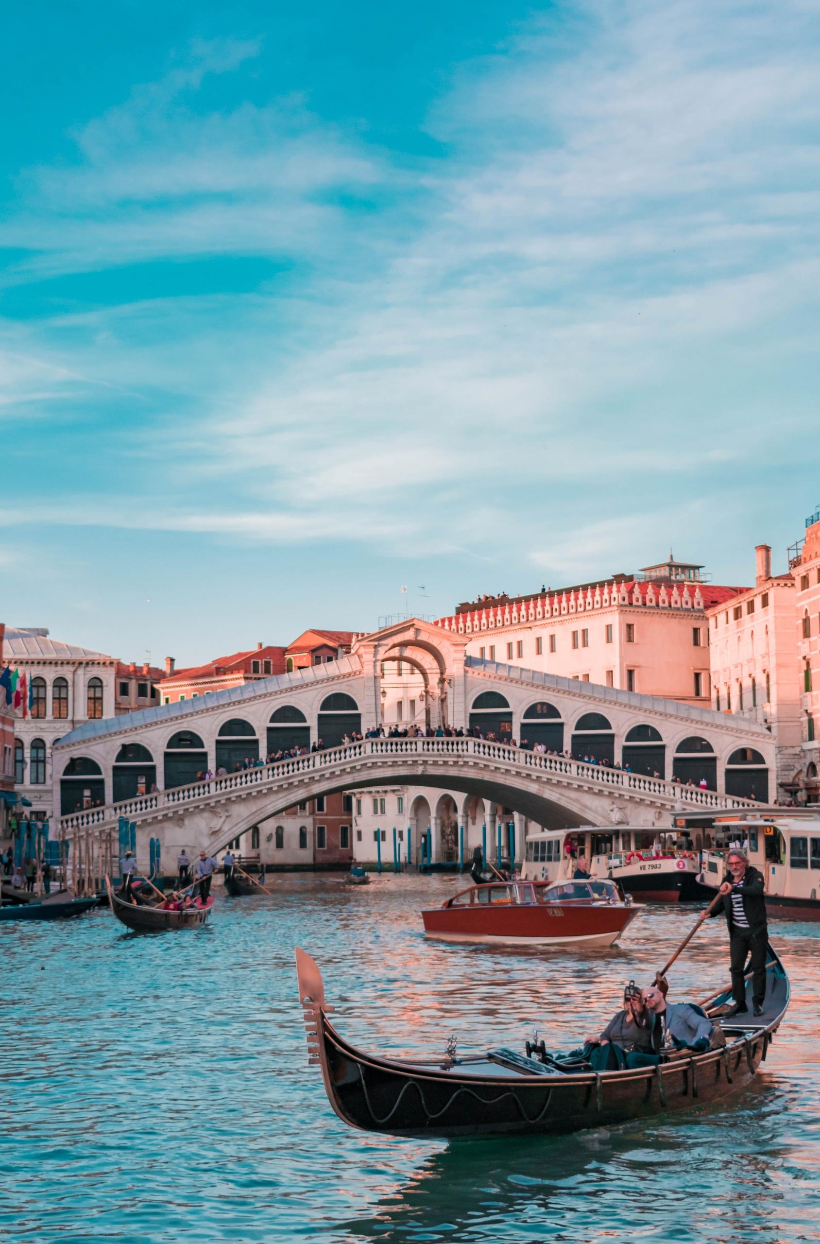 En gondol ved en bro i venedig