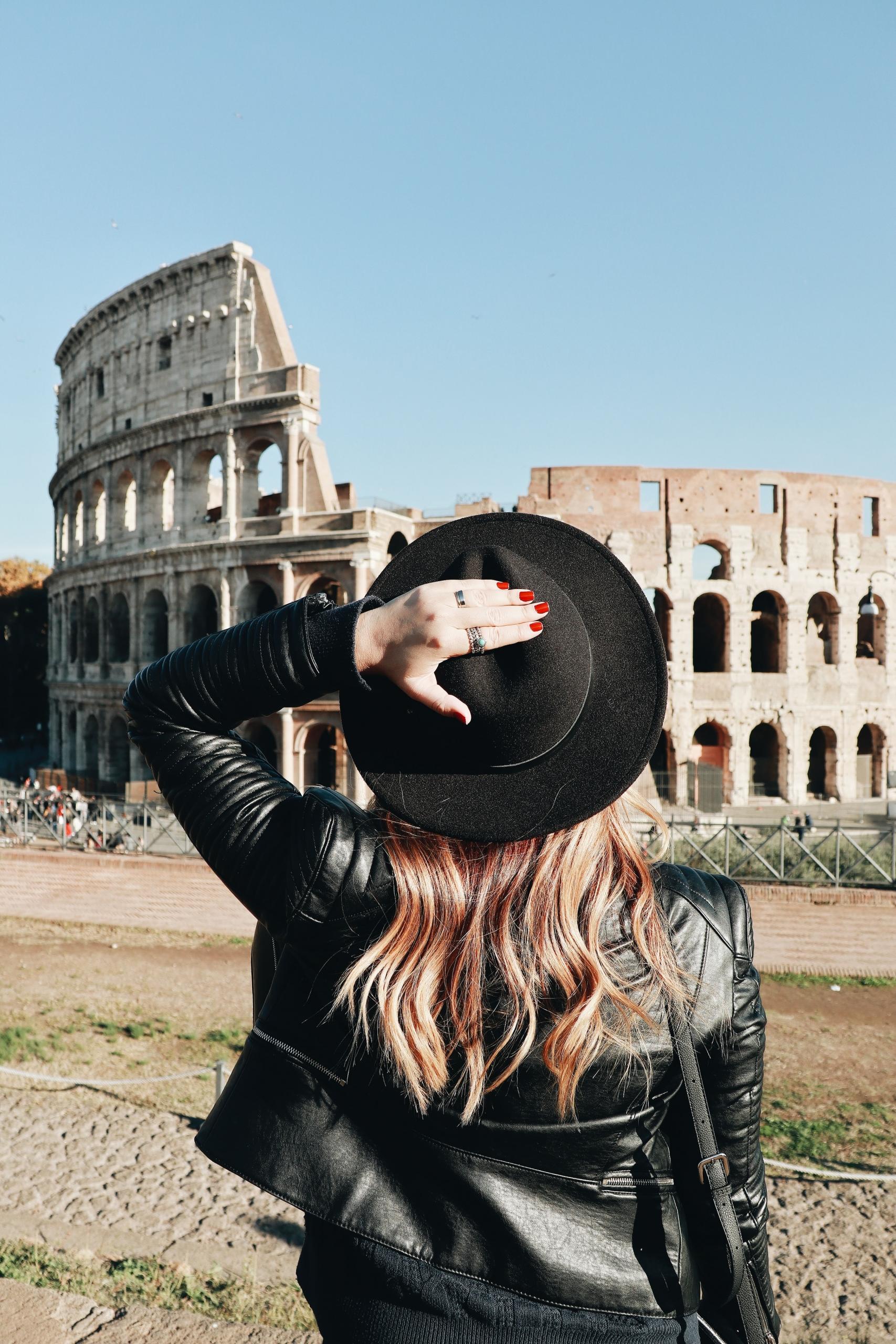 en kvinde ser på colesseum og vil lære italiensk
