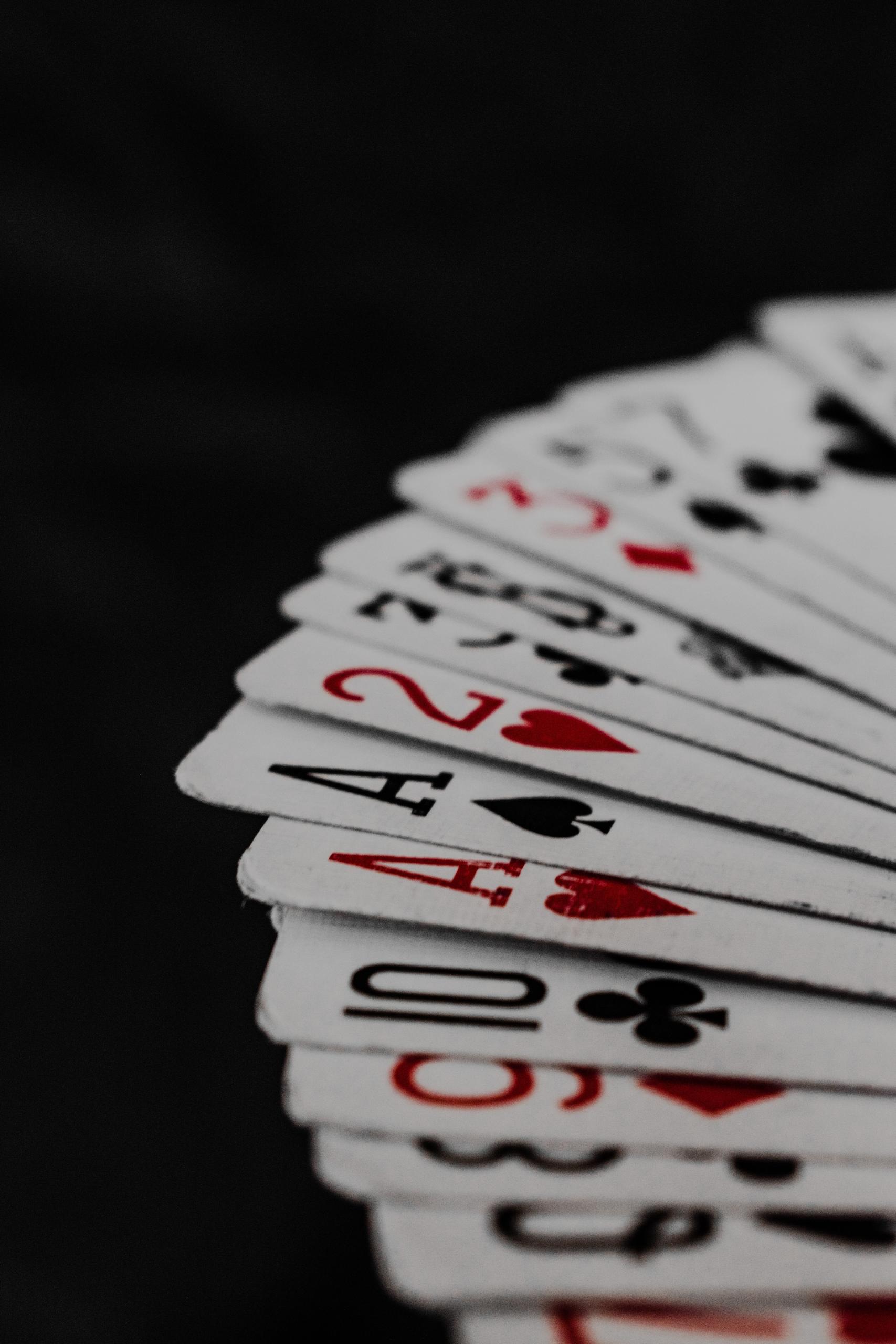 En række kort ligger klar på et bord til at spille poker med poker matematik