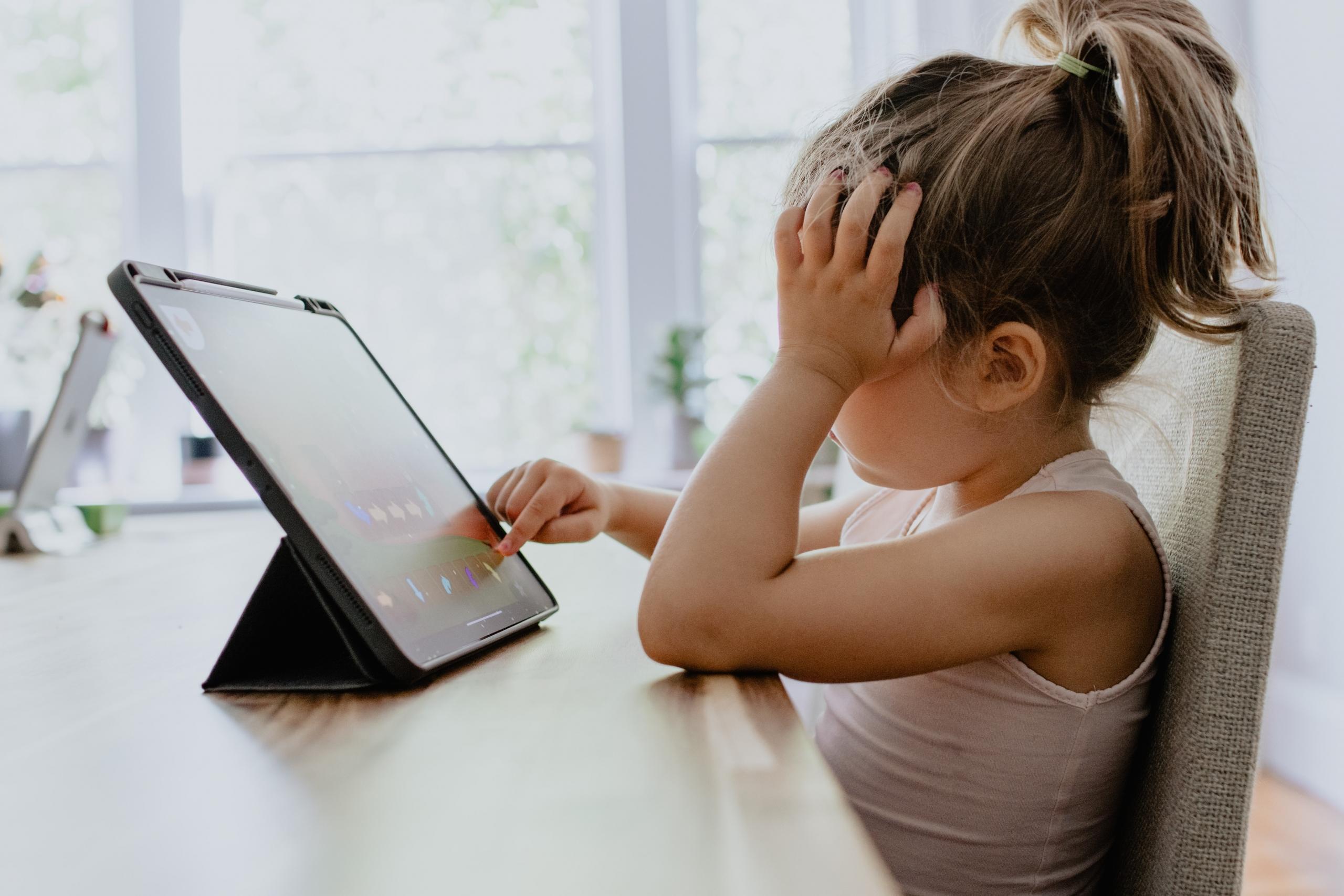 en pige for hjælp til ordblindhed på sin iPad