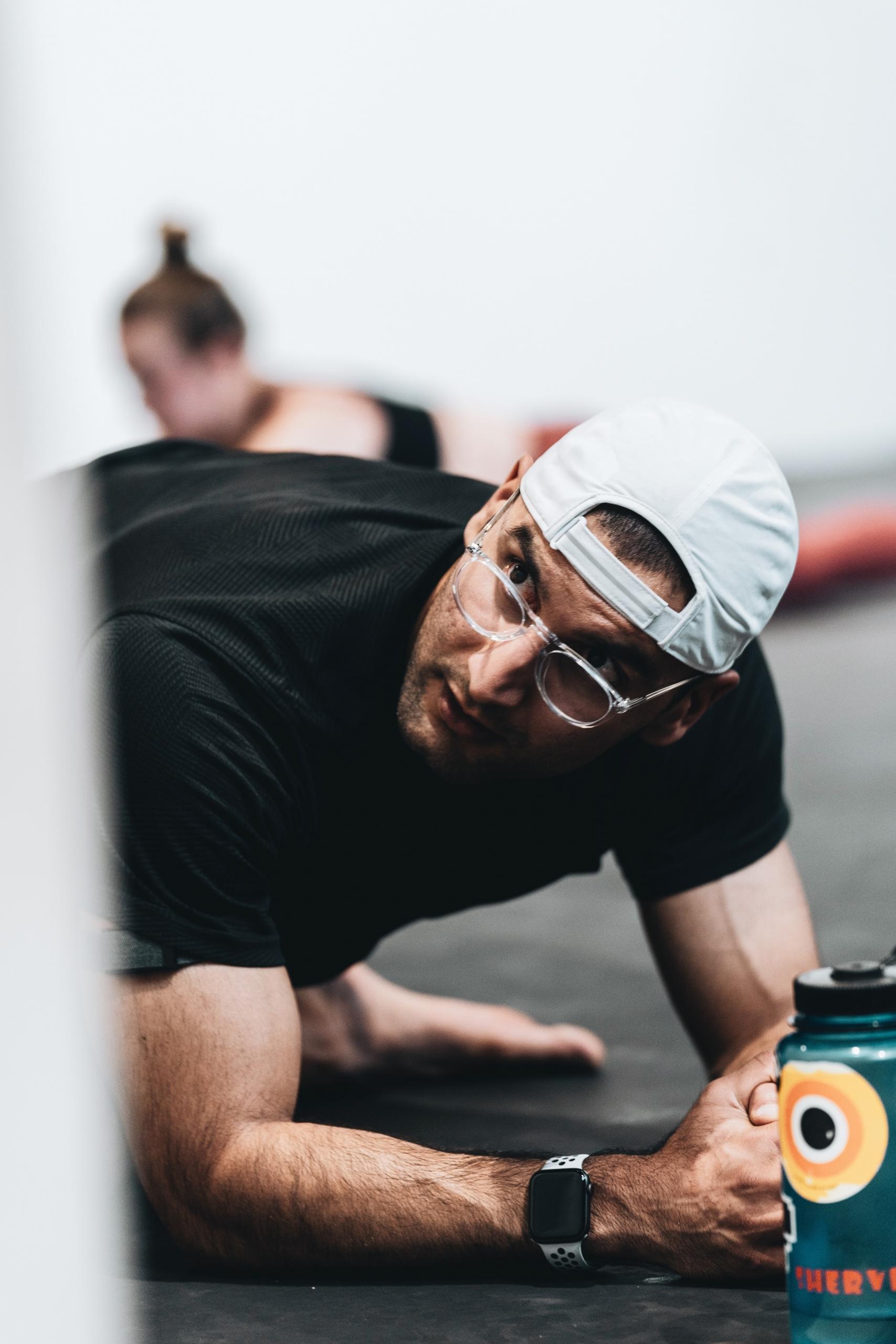 En mand laver yoga for begyndere for mænd