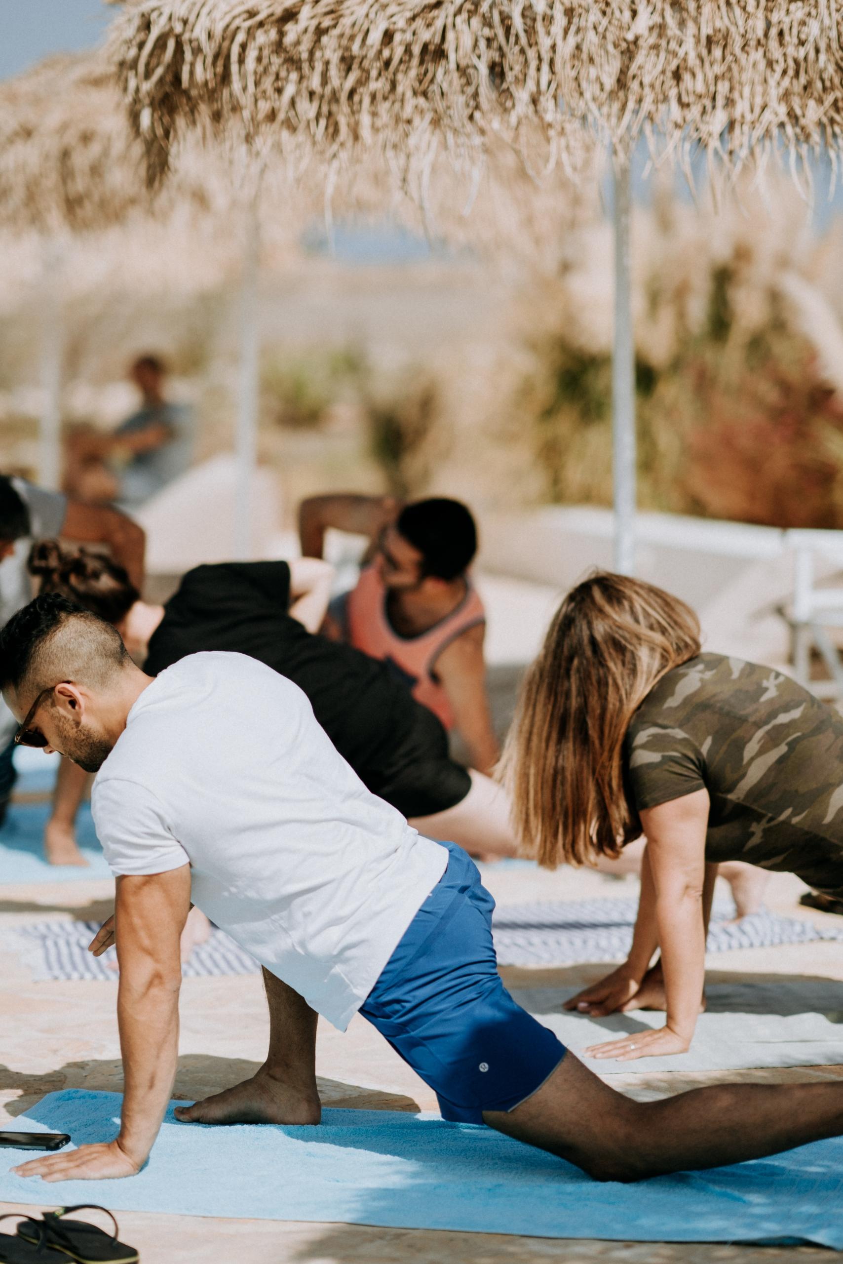 et hold med yoga for mænd og kvinder