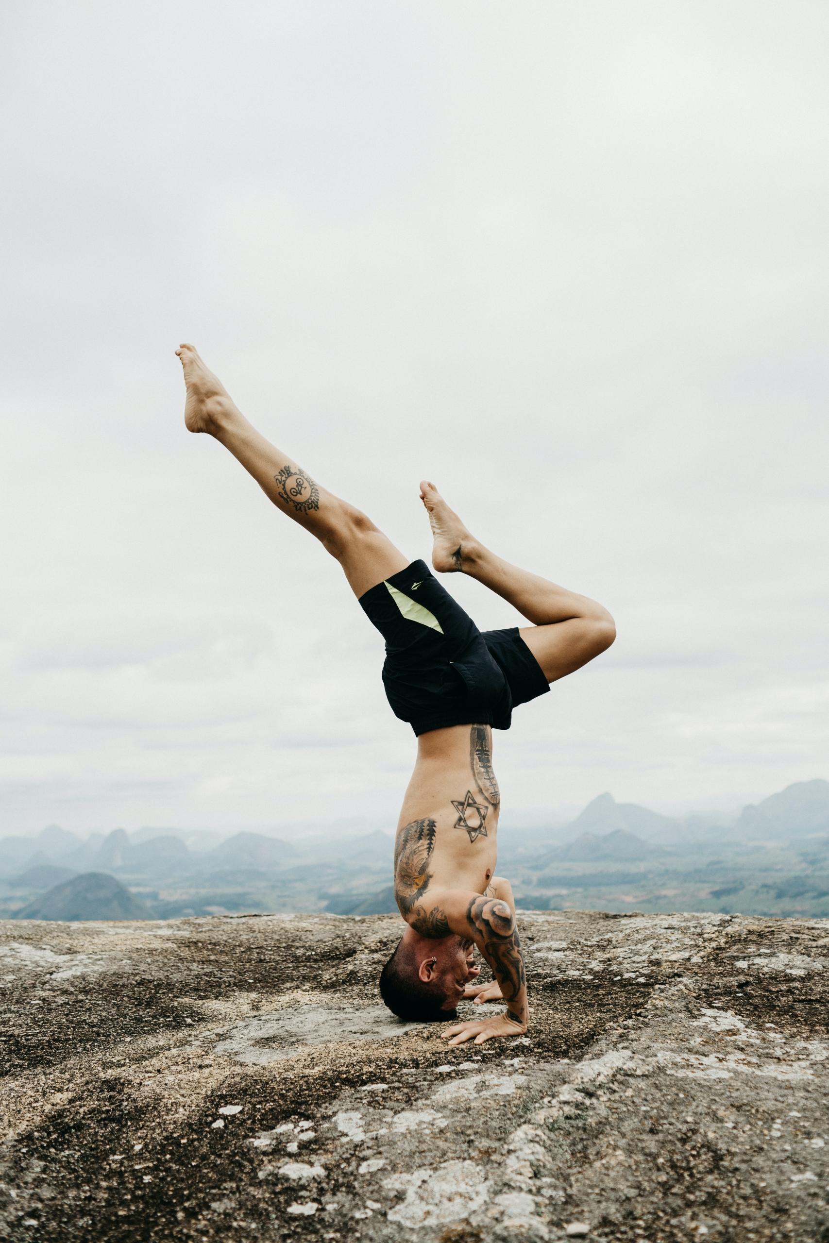 en mand laver yoga udendørs